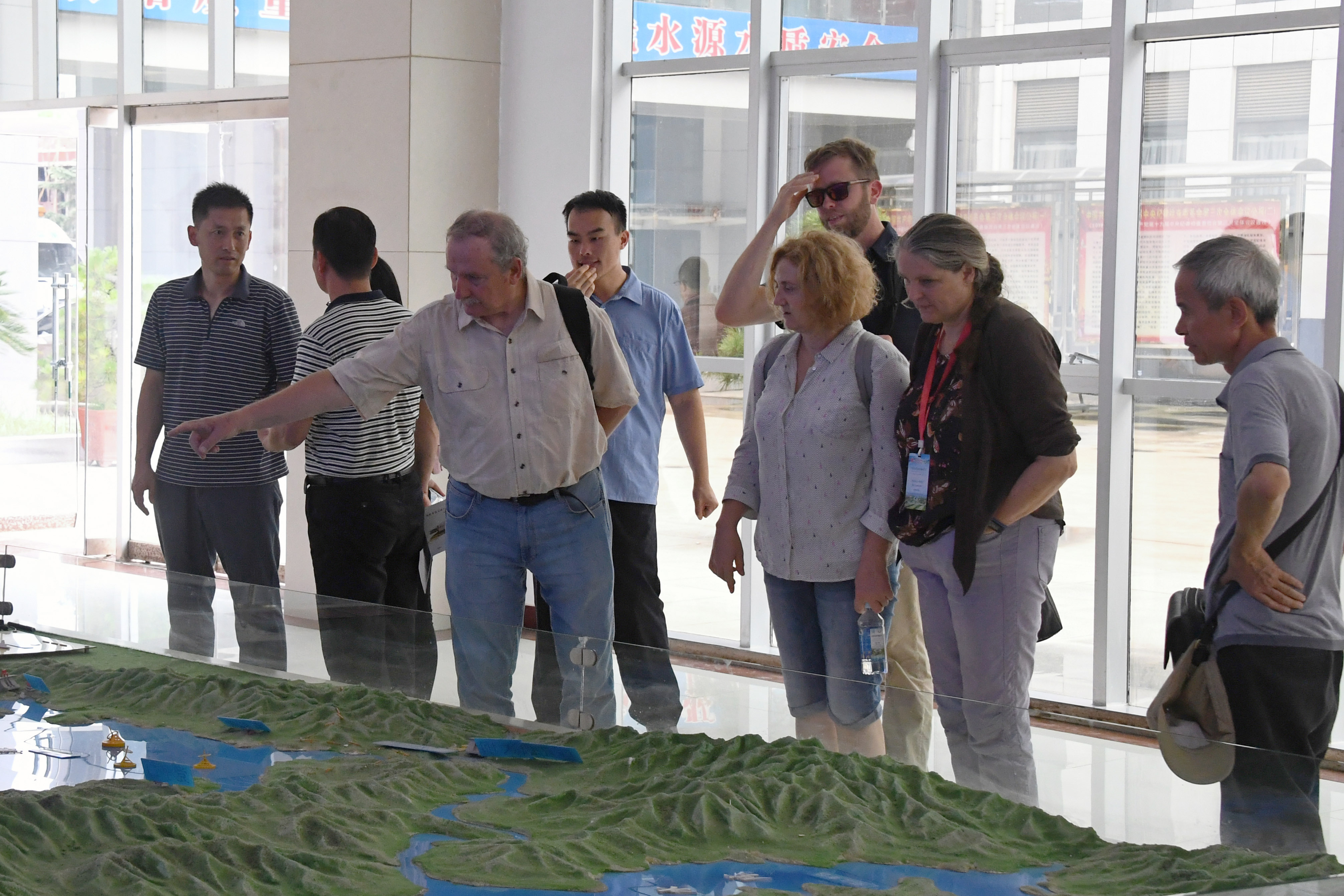 外籍专家赴南水北调中线工程水源地技术考察.JPG