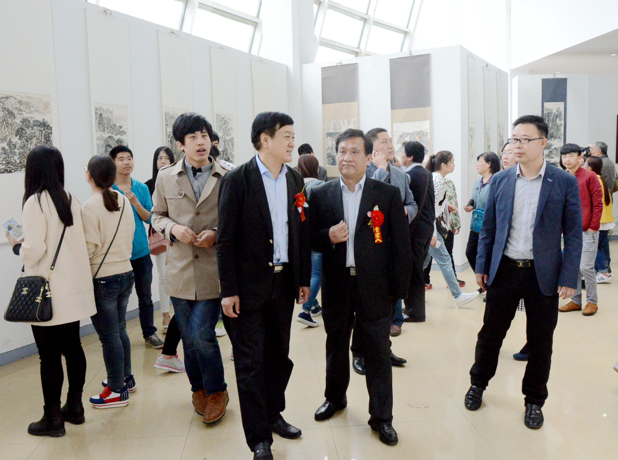 8开幕式后，南阳市人民政府副市长刘树华、必赢官网党委书记黄荣杰等参观美术馆.JPG