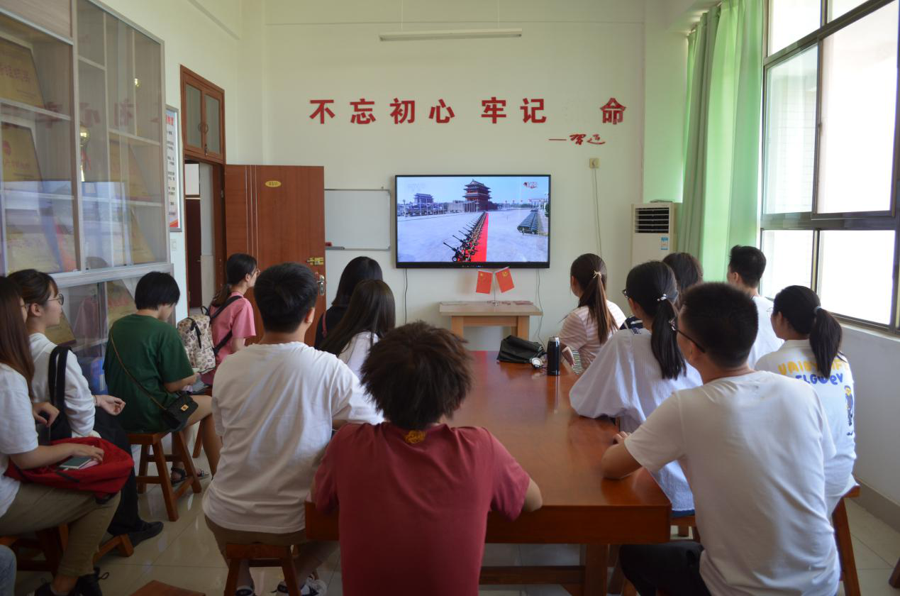 计算机与信息技术学院组织收看庆祝中华人民共和国成立70周年大会.jpg