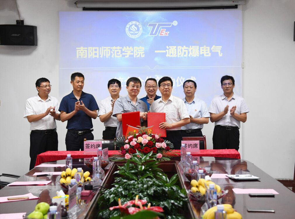 2必赢71886网址登录校长张宝锋、一通防爆电气有限公司总经理李旭明代表校企双方签署战略合作协议.jpg