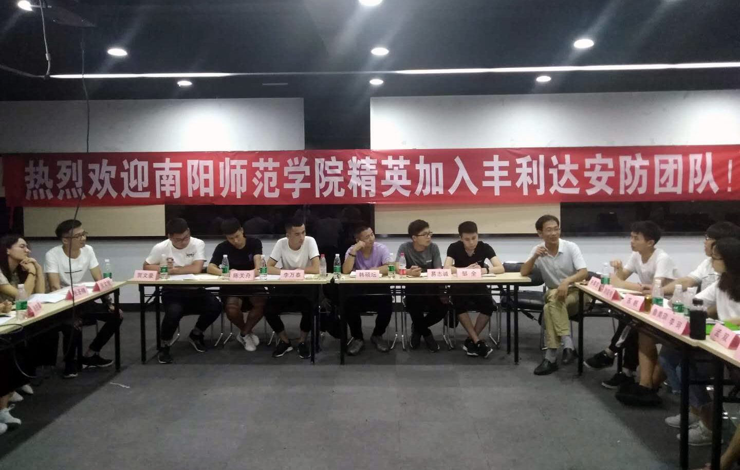1领驭机械公司的老师耐心讲解.jpg