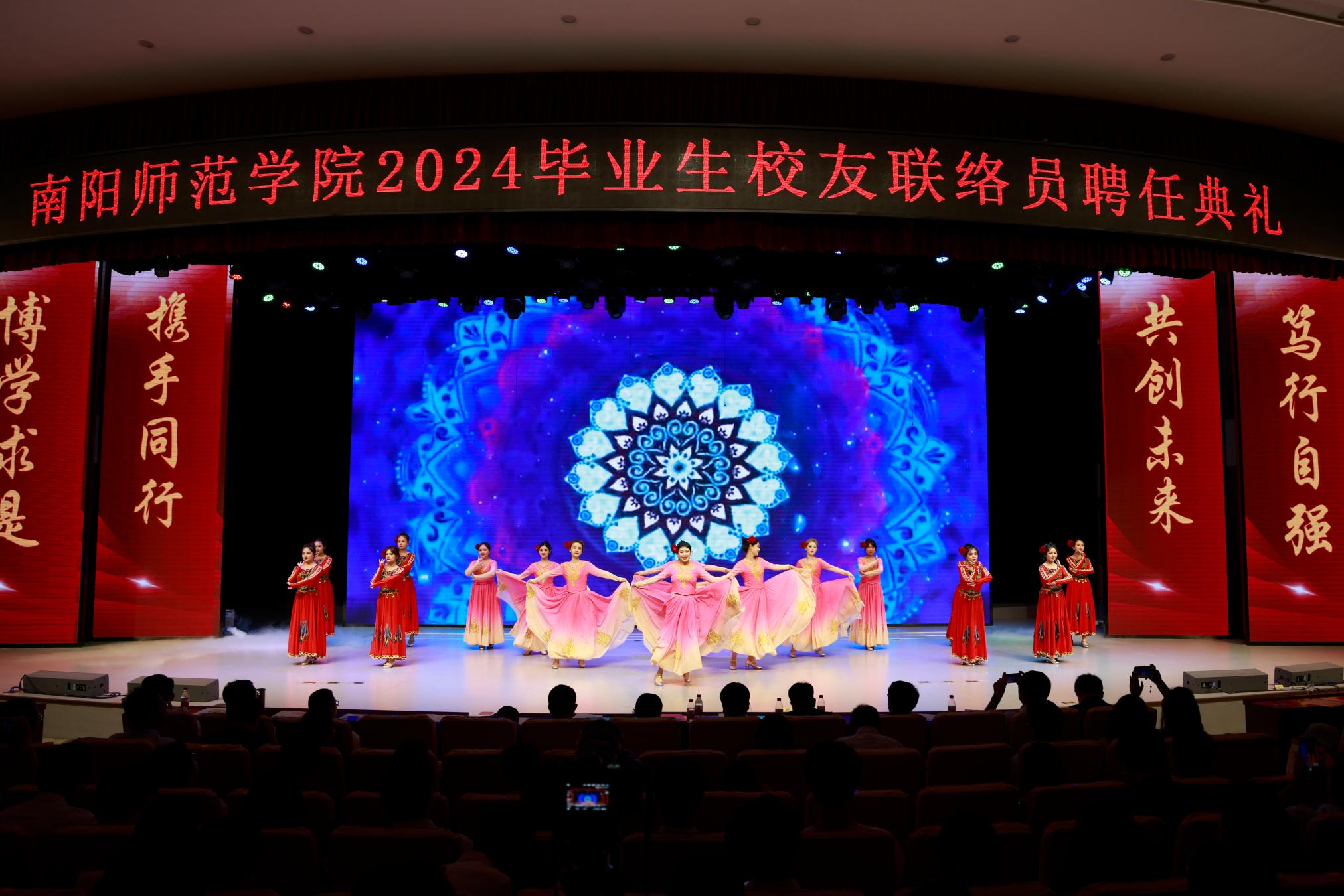 4文艺演出现场.jpg