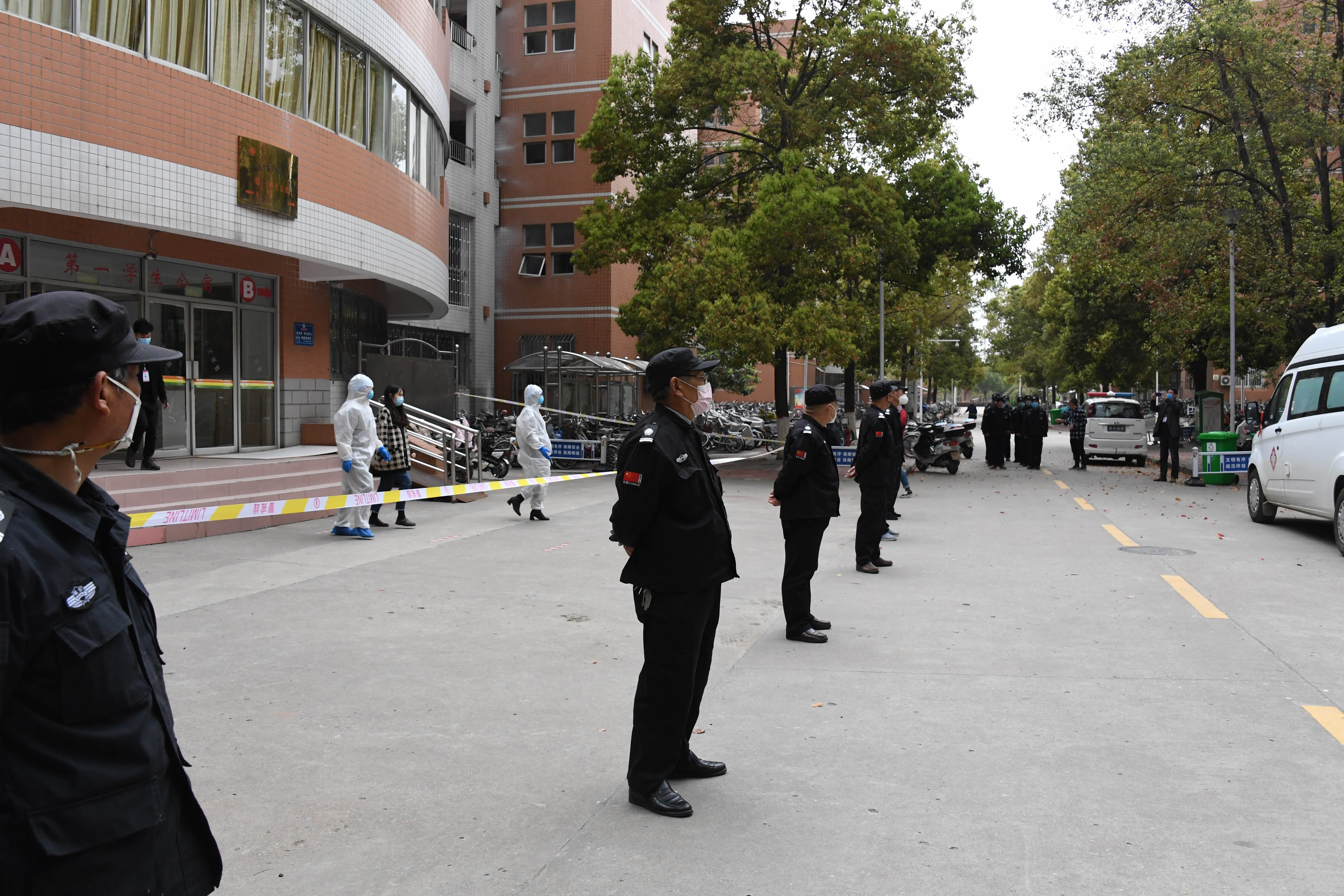 8保卫处封锁现场维持秩序，发热学生被护送带离学生公寓.JPG