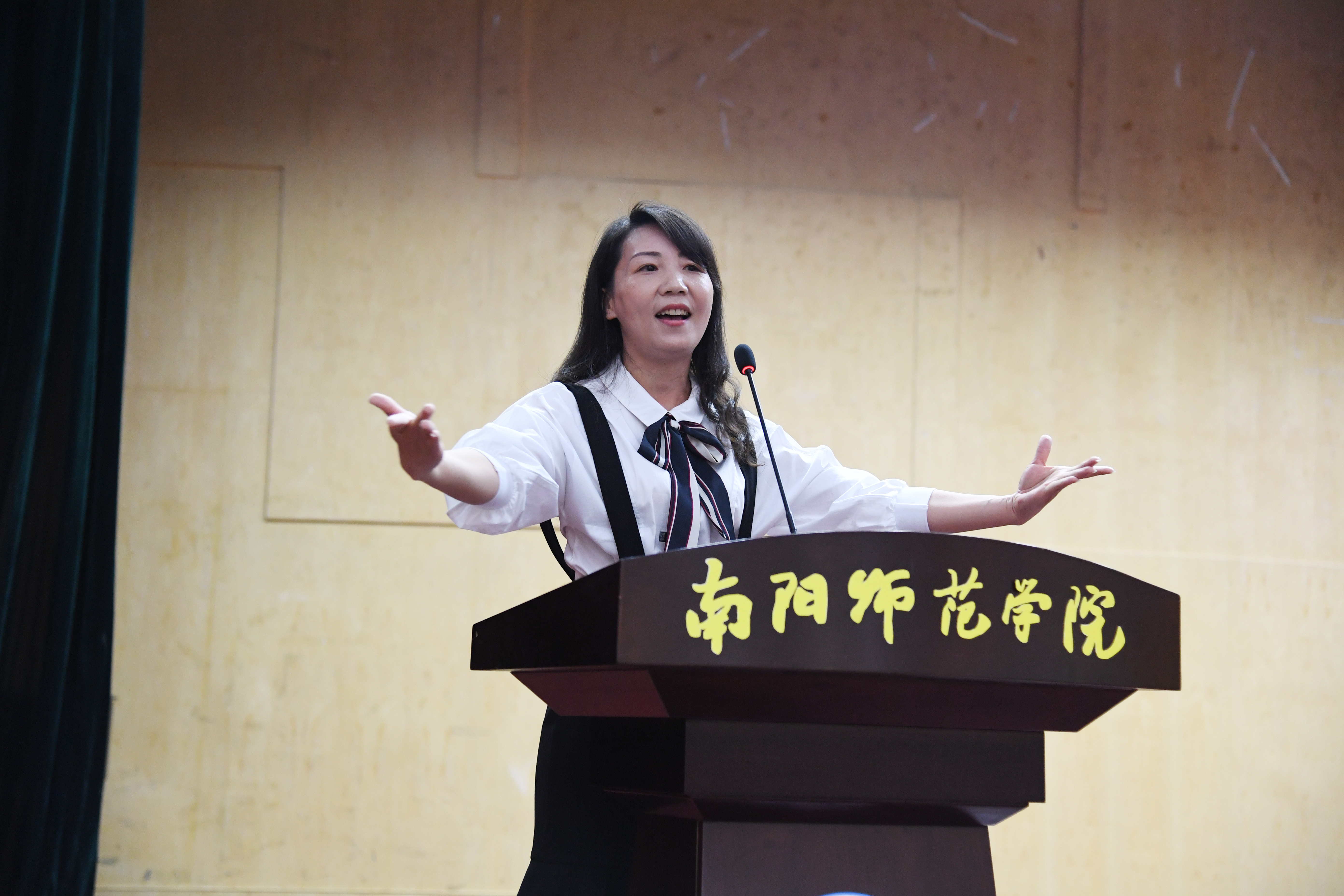 4“特教玫瑰”刘文婷老师做报告.JPG