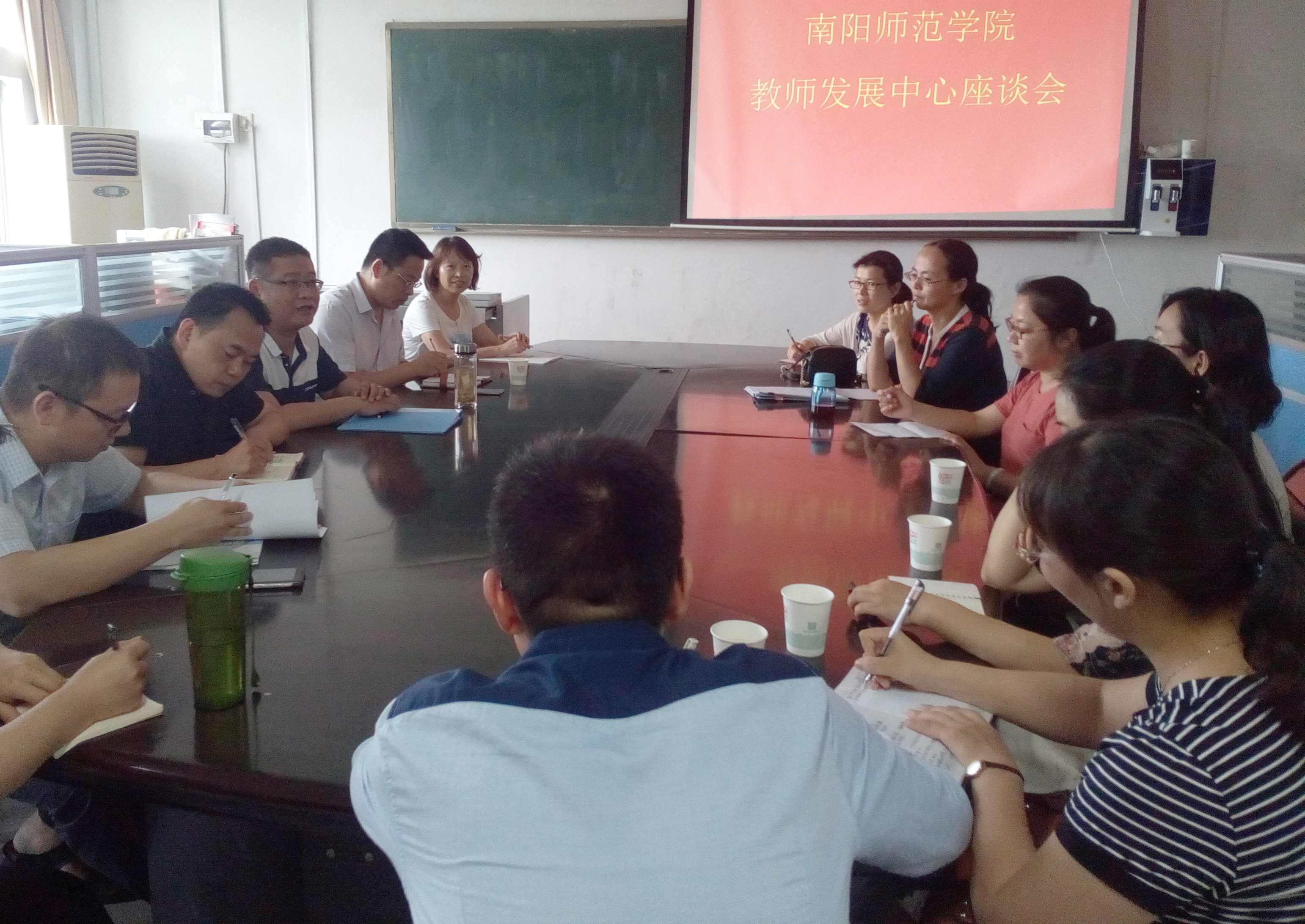 教师发展中心举行国际商务人才培养研讨会.jpg