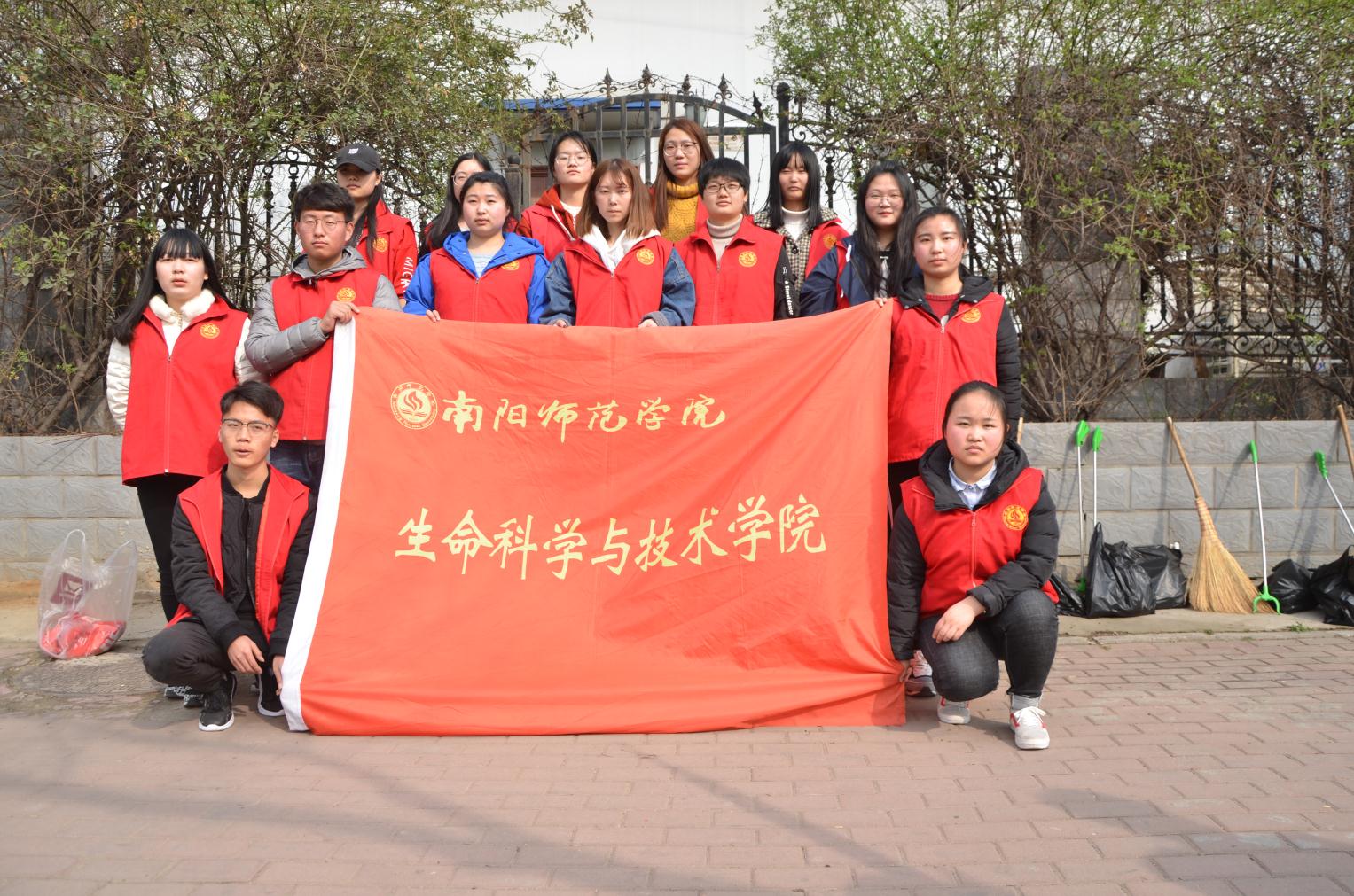 生命科学与技术学院赴武侯街道清扫卫生.jpg