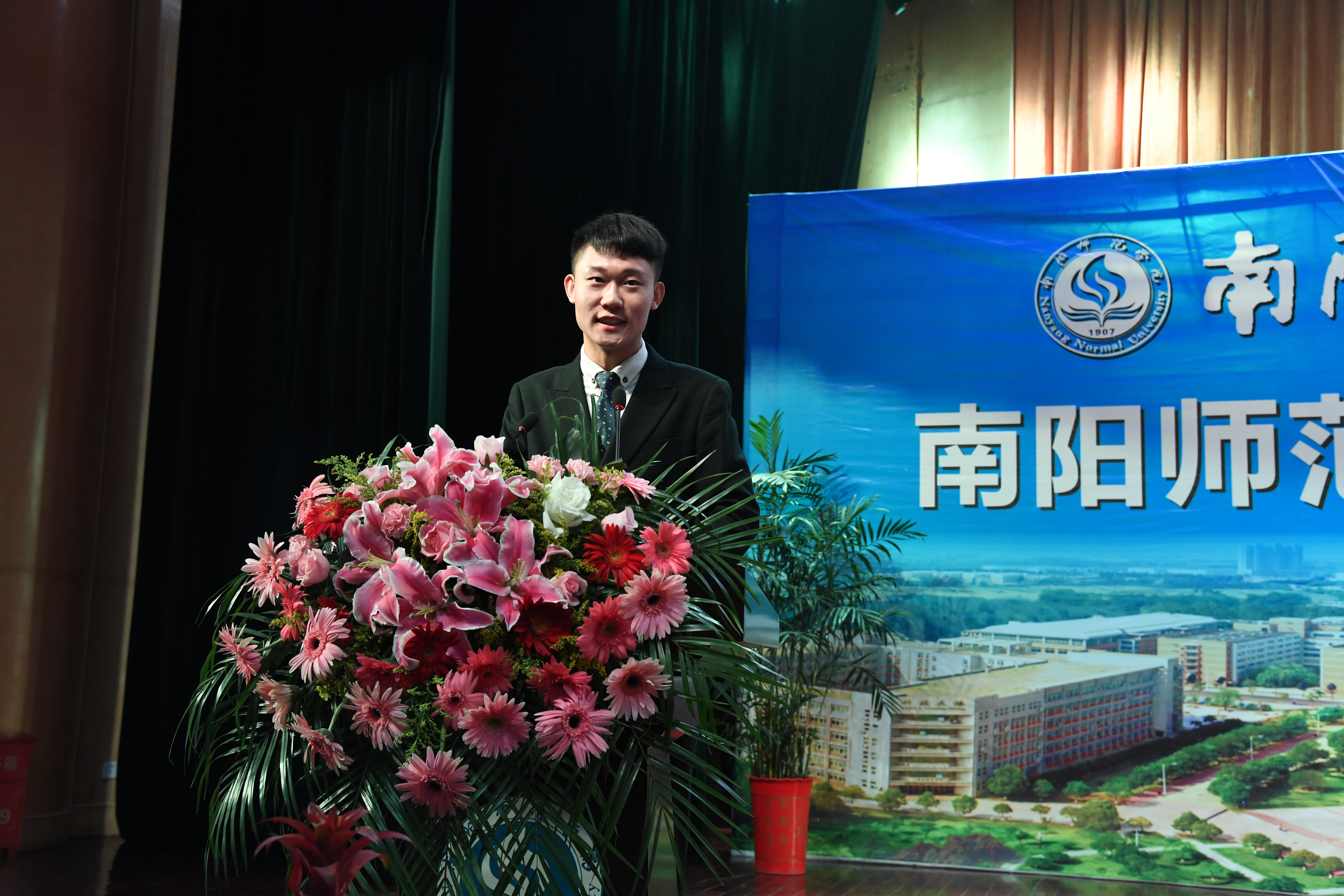 9新闻与传播学院在校生代表2015级梁宇豪同学发言.JPG