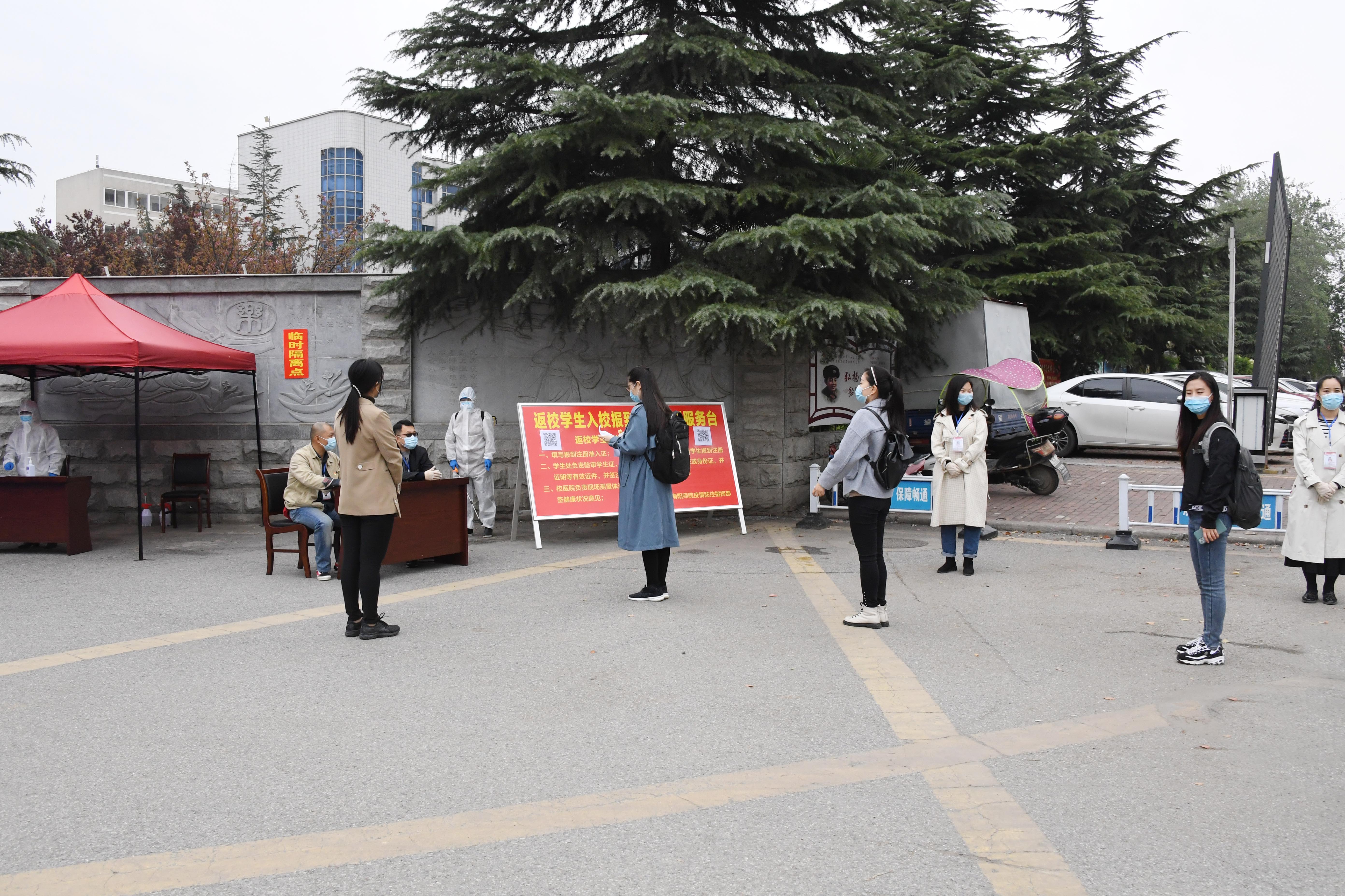2“学生们”在西区校门等候区间隔1米以上距离排队.JPG