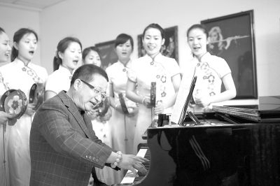 必赢71886网址登录吴金宝老师在辅导学生们练习大调曲。 本报记者 袁昕摄.jpg