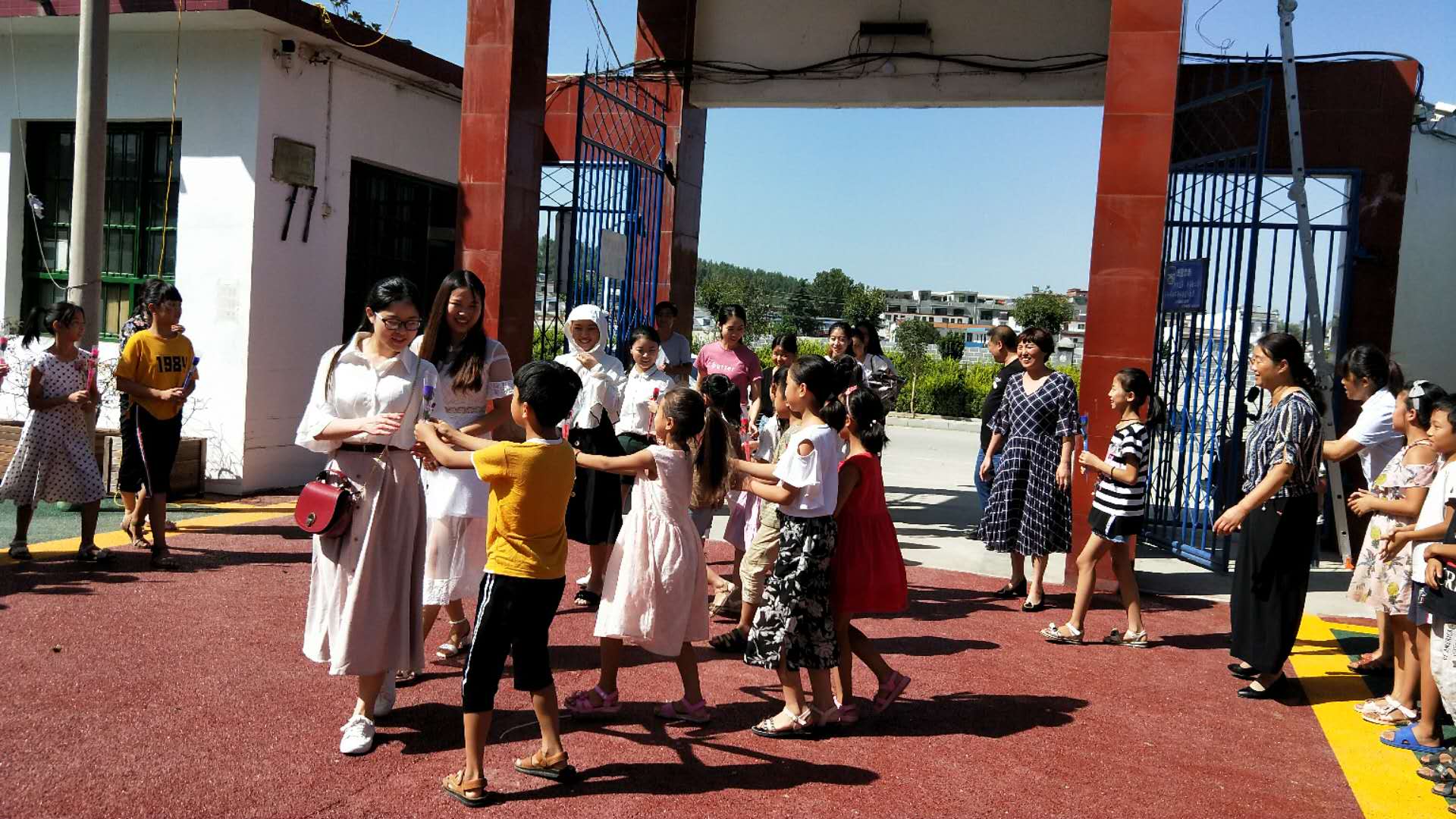 支教老师受到孩子们热烈欢迎.jpg