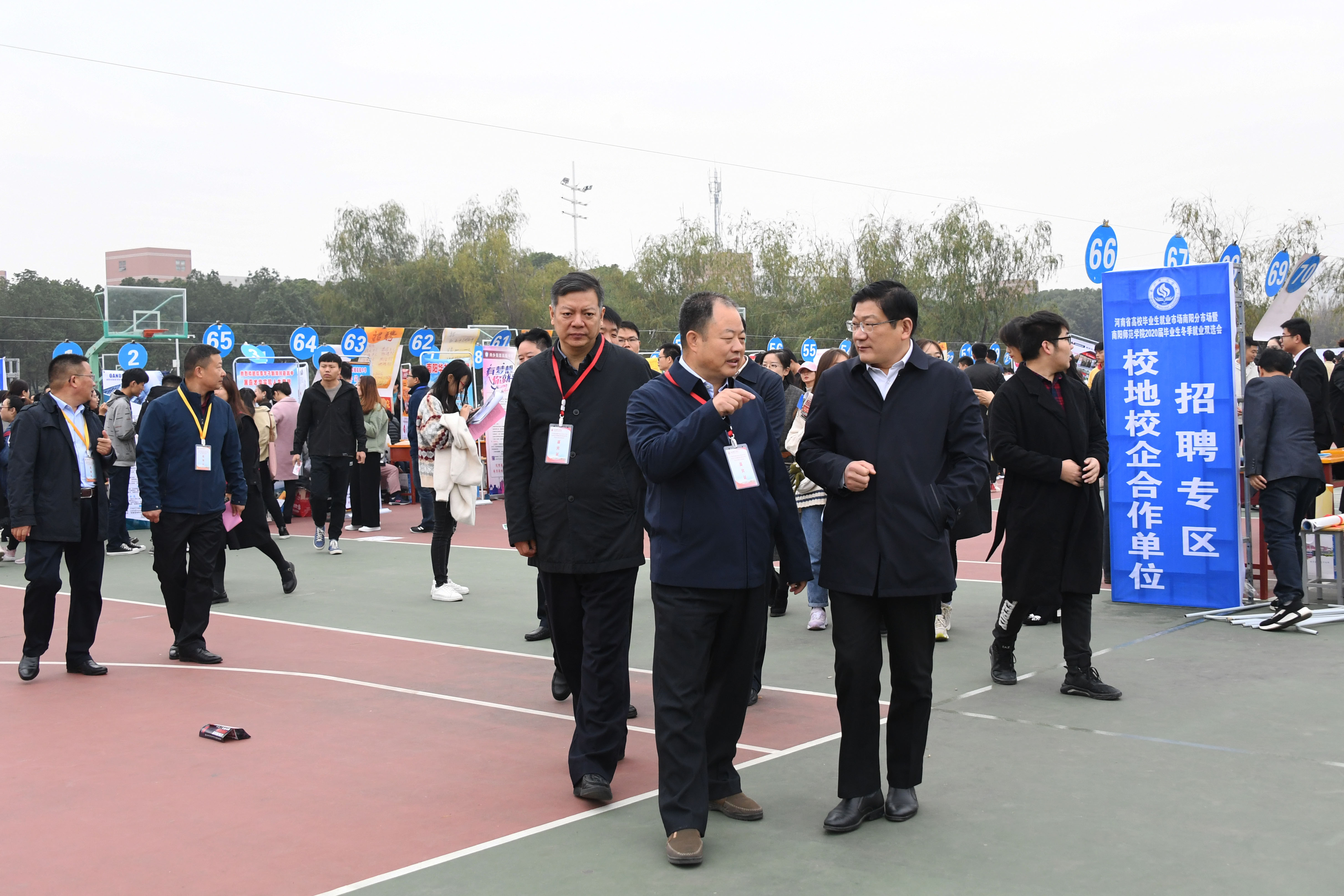 6与会领导深入现场了解招聘会情况 .jpg