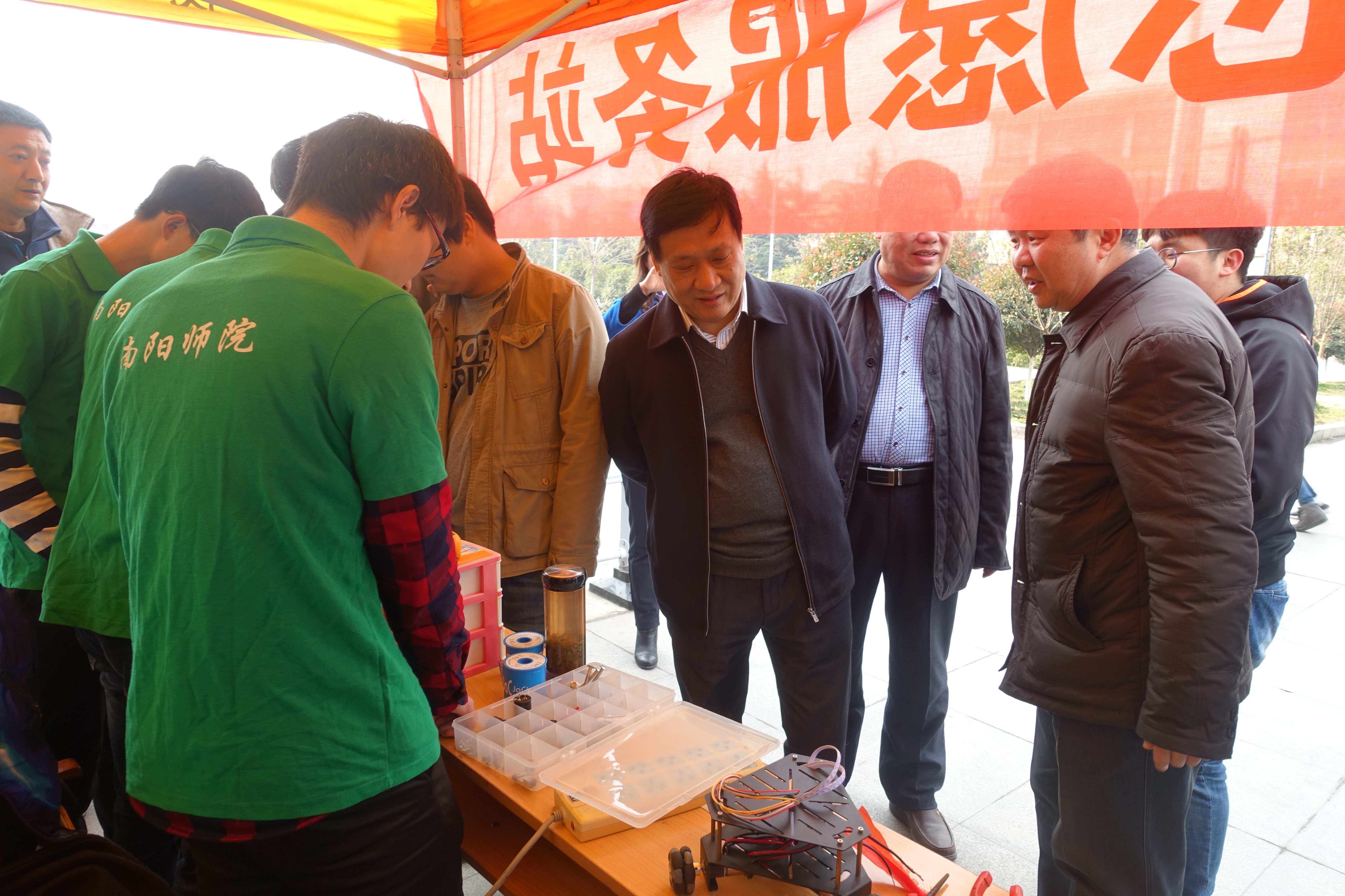 党委书记黄荣杰、南阳市文明办主任王贵汉指导物理与电子工程学院义务家电维修志愿服务活动.JPG