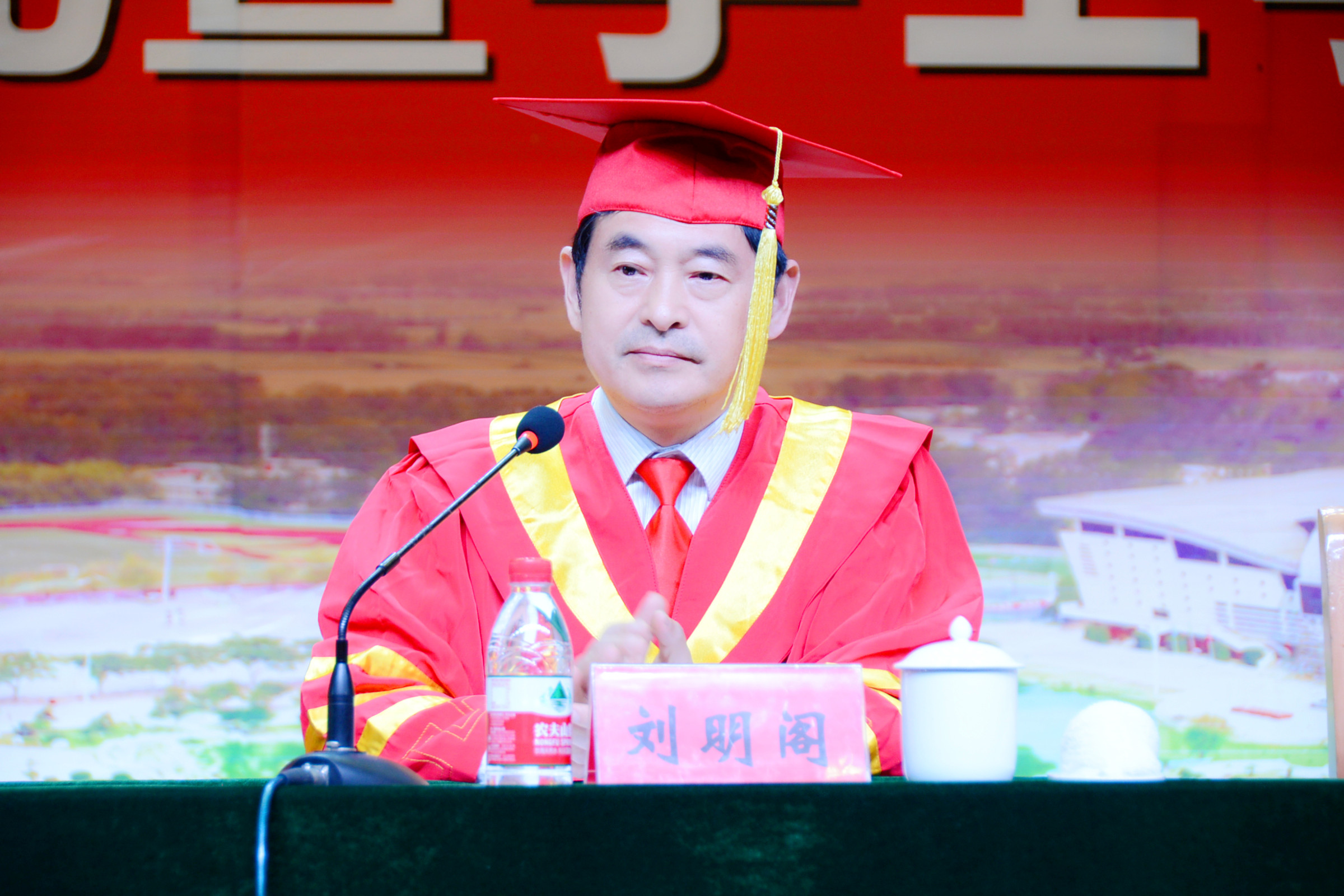 5党委副书记刘明阁宣读《必赢71886网址登录关于表彰2015年优秀应届毕业生的决定》.jpg
