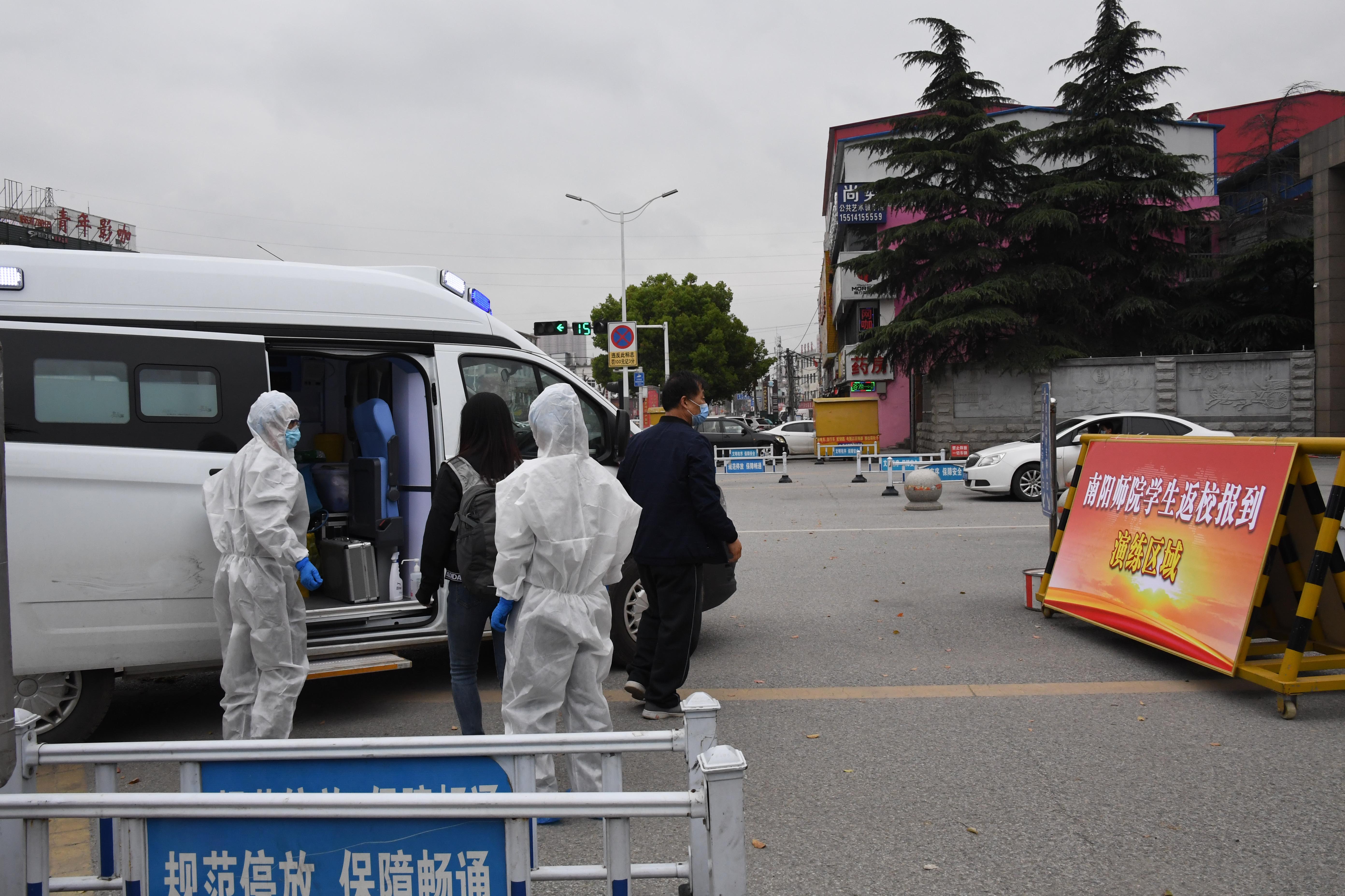 11救护车将发热“学生”带至医院隔离区.JPG