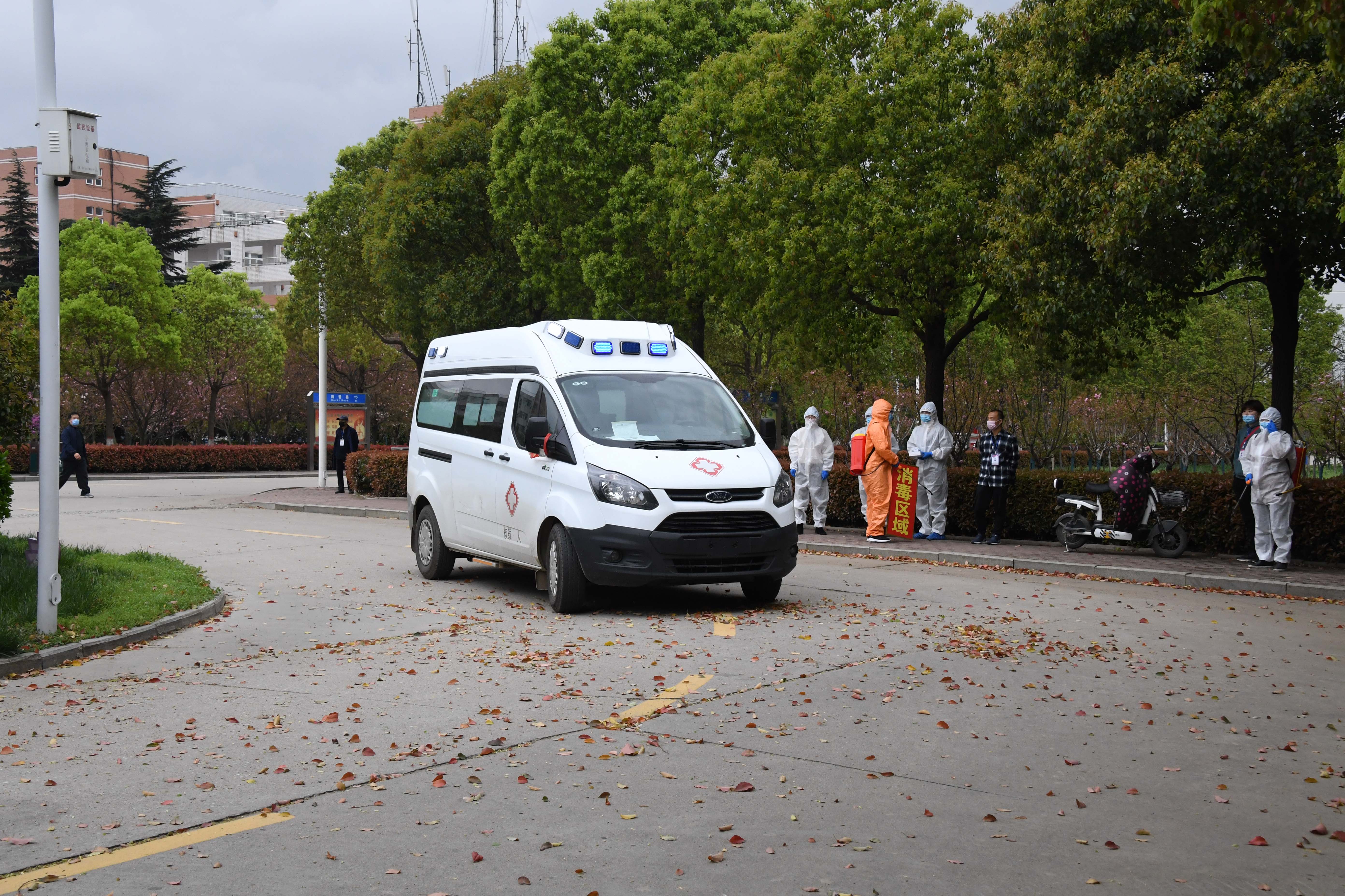 6校医院工作人员和救护车及时赶到.JPG