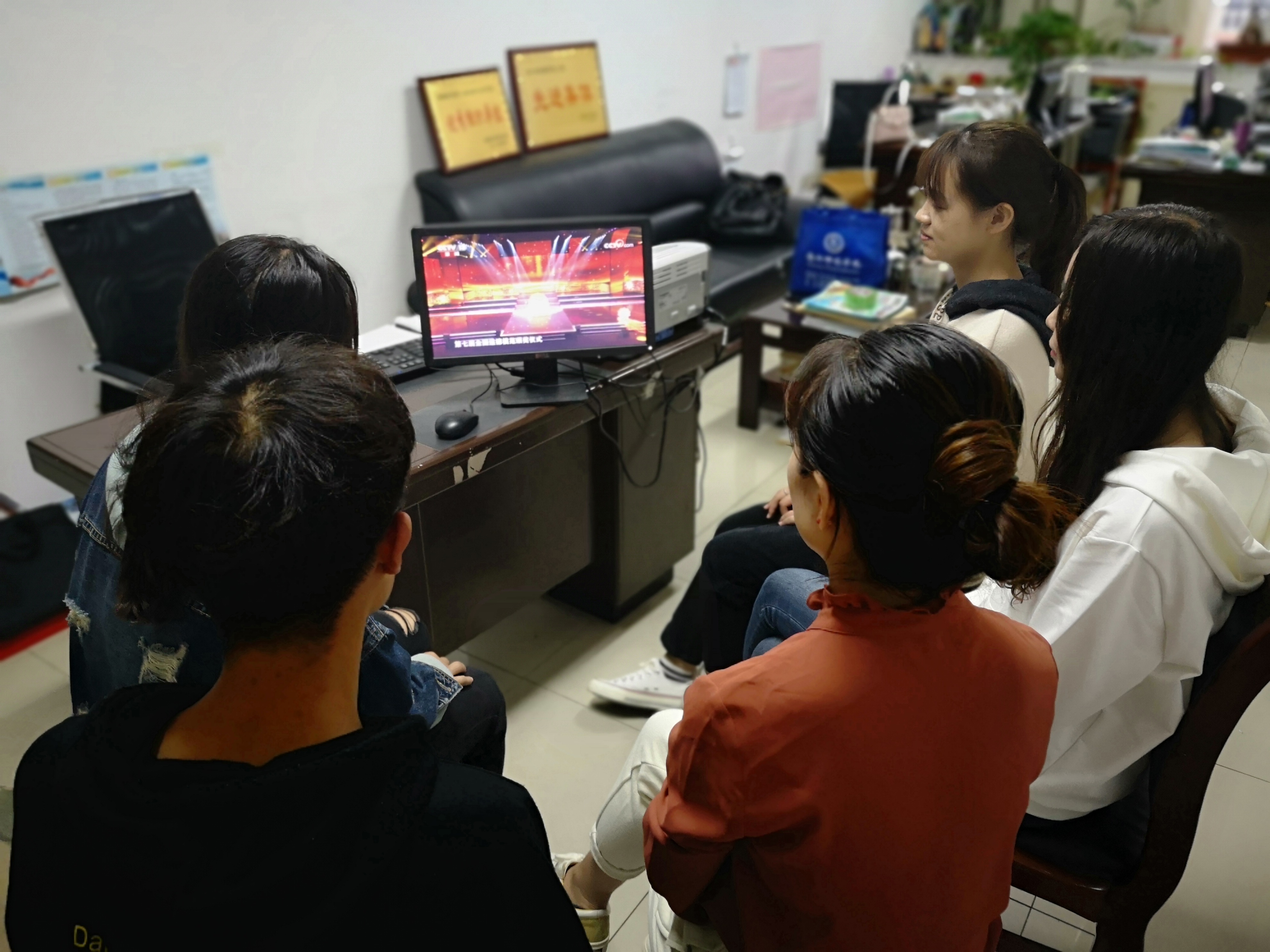 物理与电子工程学院组织收看全国道德模范颁奖仪式.jpg