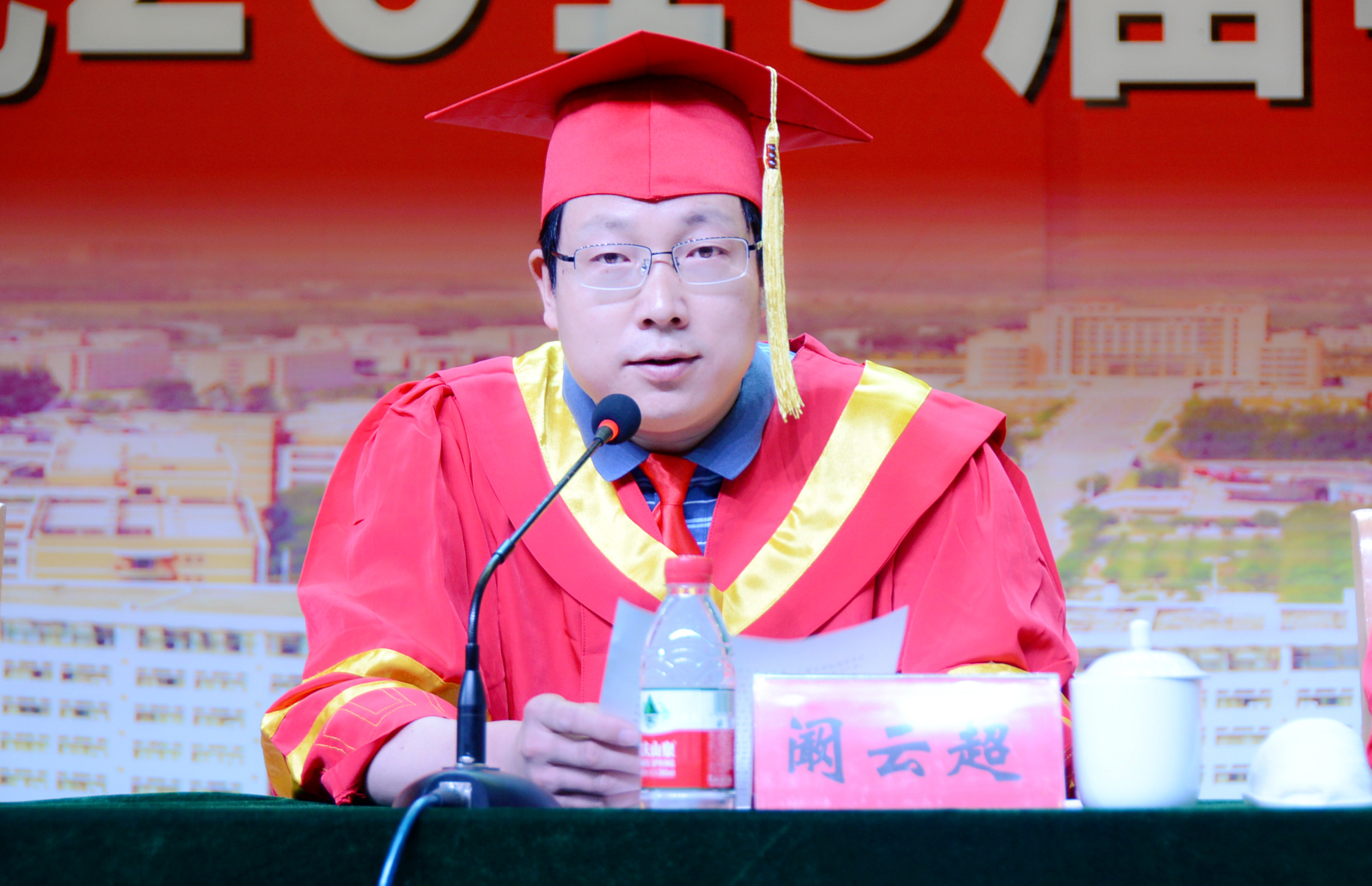 6副校长阚云超宣读《必赢71886网址登录关于授予2015届张婷婷等5811名普通本科毕业生学士学位的决定》.jpg