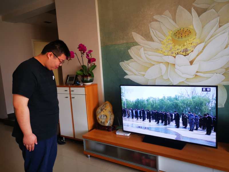国际教育学院学生在家中观看视频参加默哀仪式.jpg
