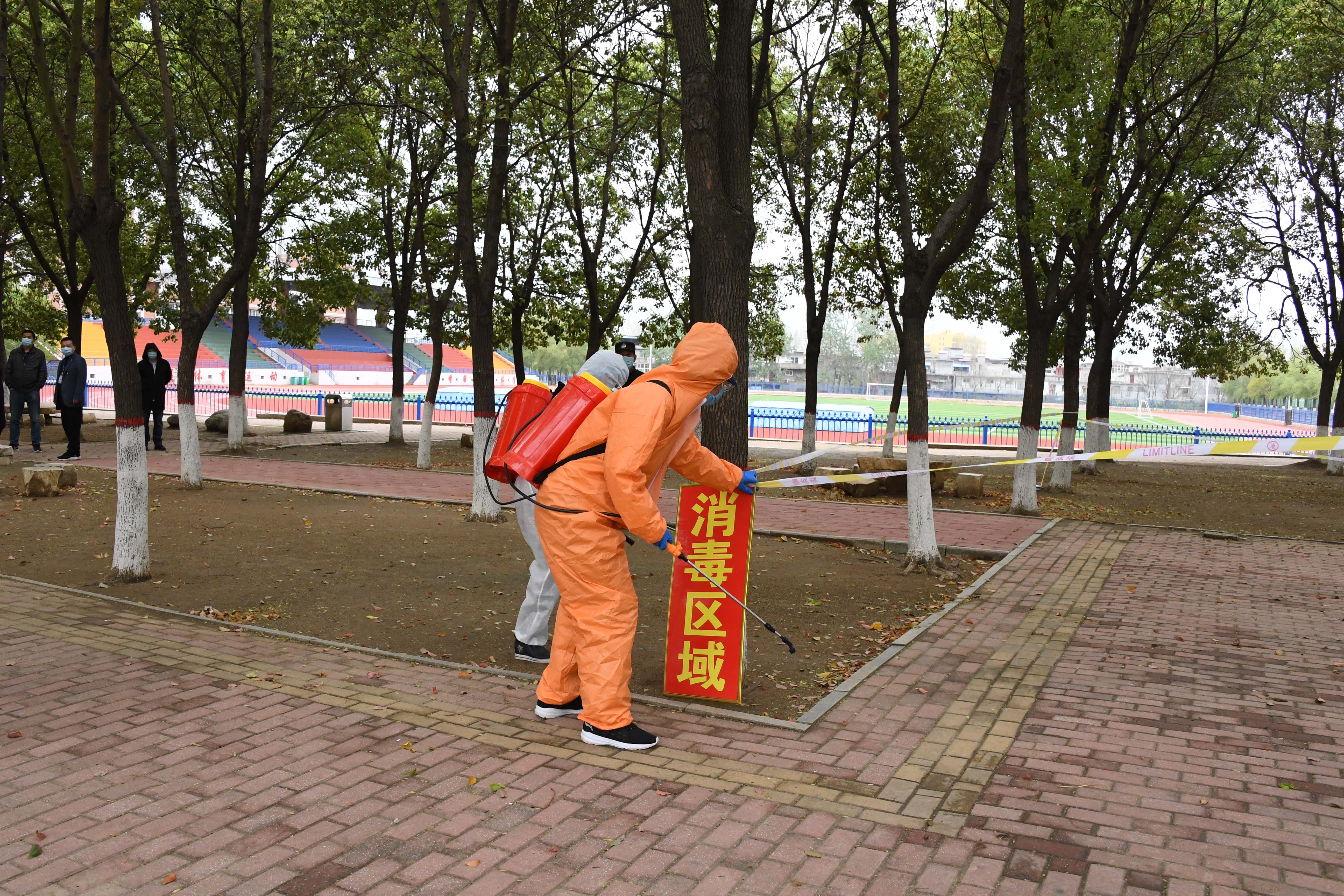 11校医院消杀工作人员对校园开展消杀工作.JPG