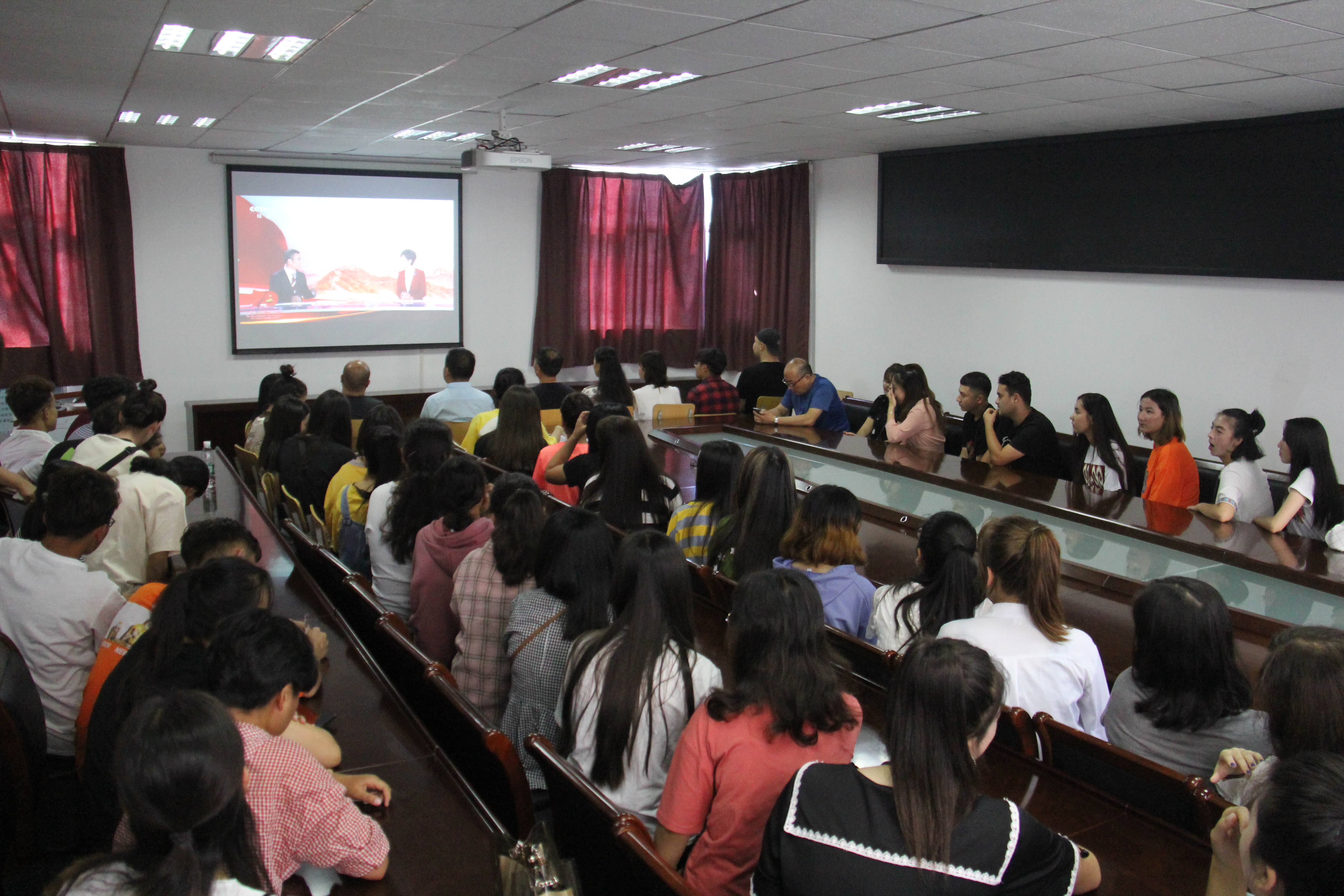 学生处组织收看庆祝中华人民共和国成立70周年大会.JPG