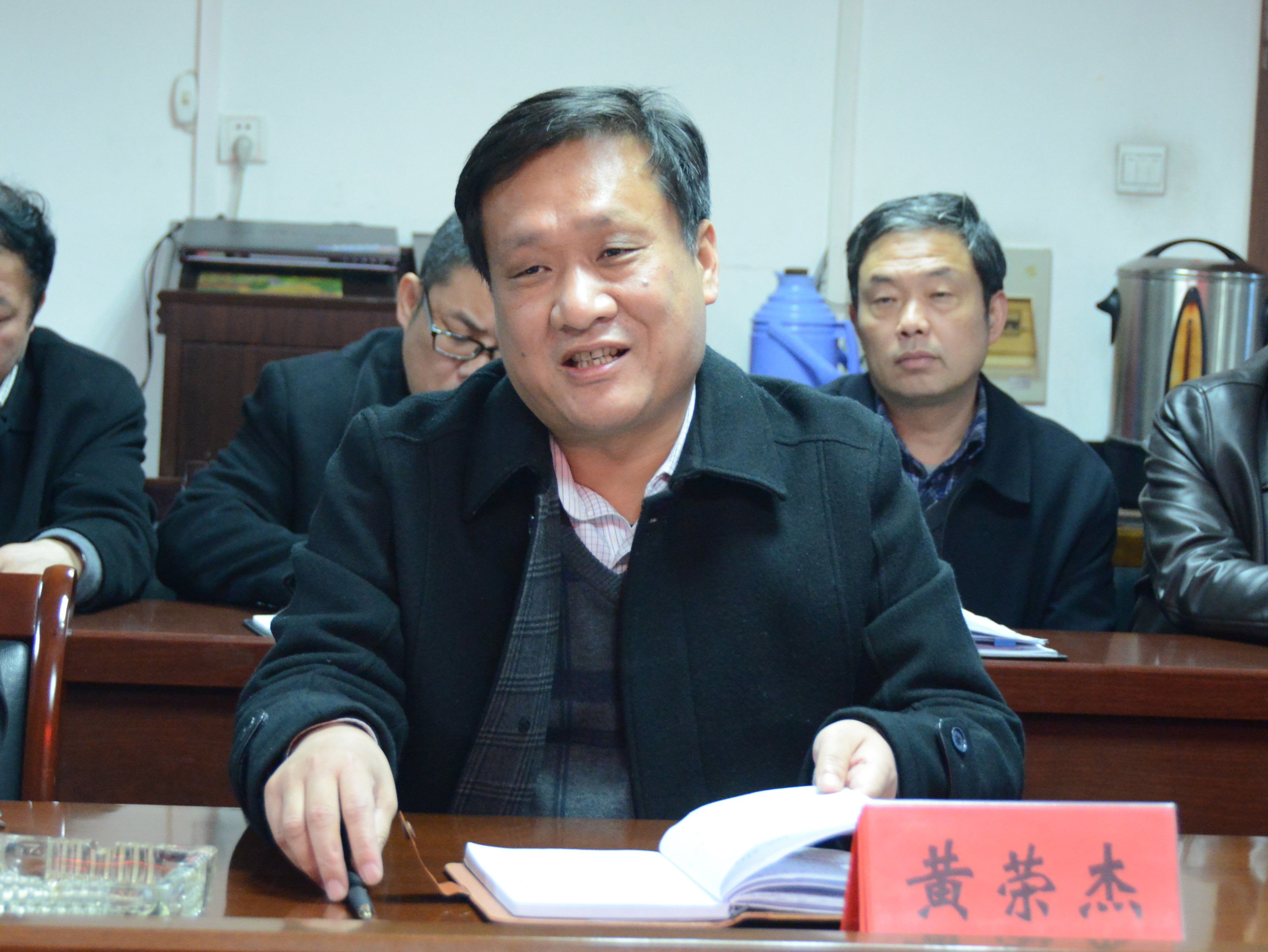 3 党委书记黄荣杰向专家组汇报必赢官网大学生思想政治教育工作情况.JPG