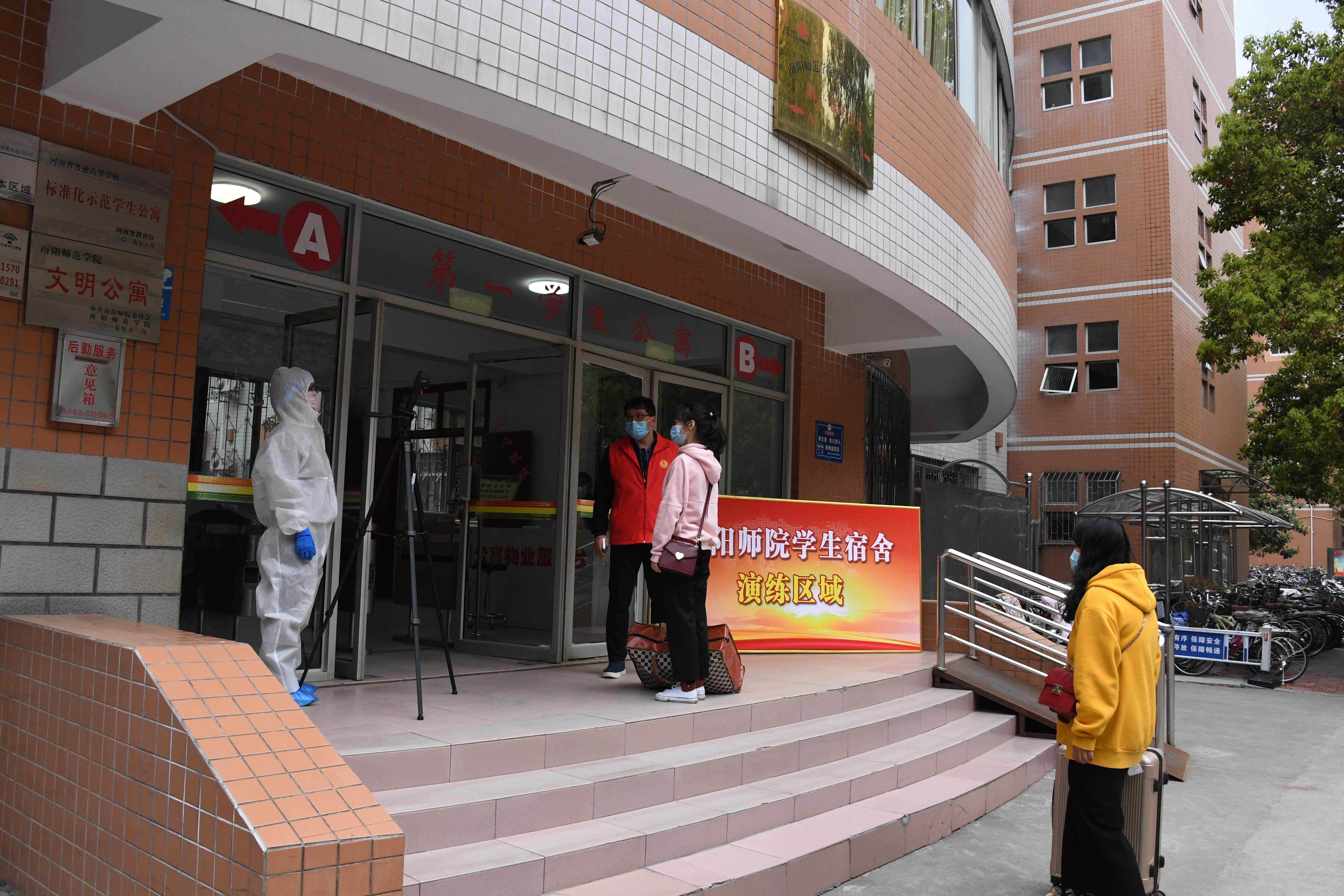 2宿舍管理人员在通道指定位置对学生进行体温检测.JPG
