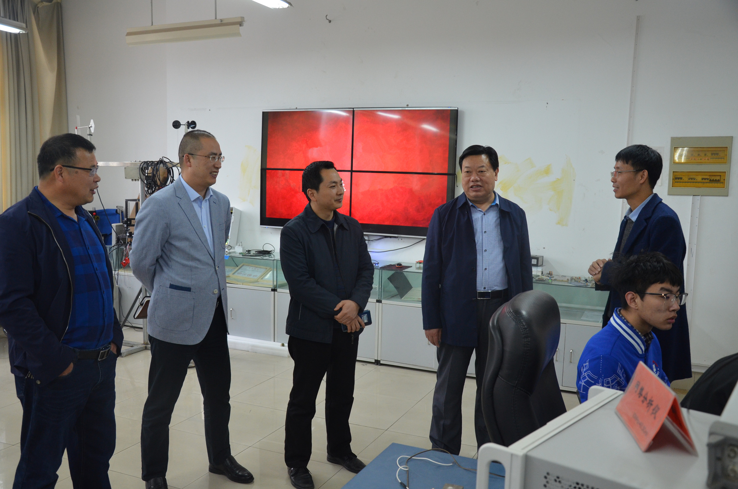 1校党委副书记谢冰松到物理与电子工程学院调研.JPG