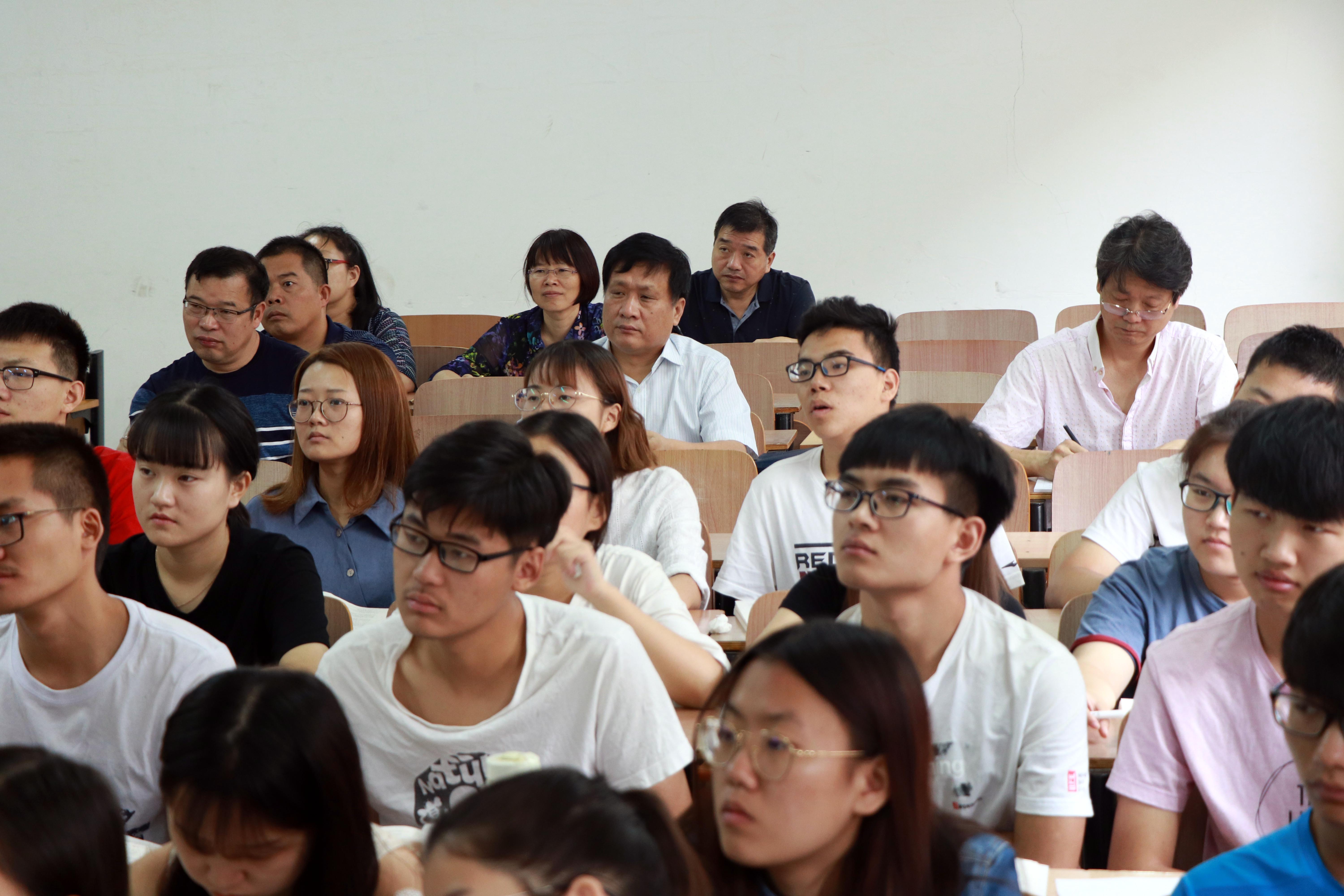 1党委书记黄荣杰在物理与电子工程学院听课.JPG