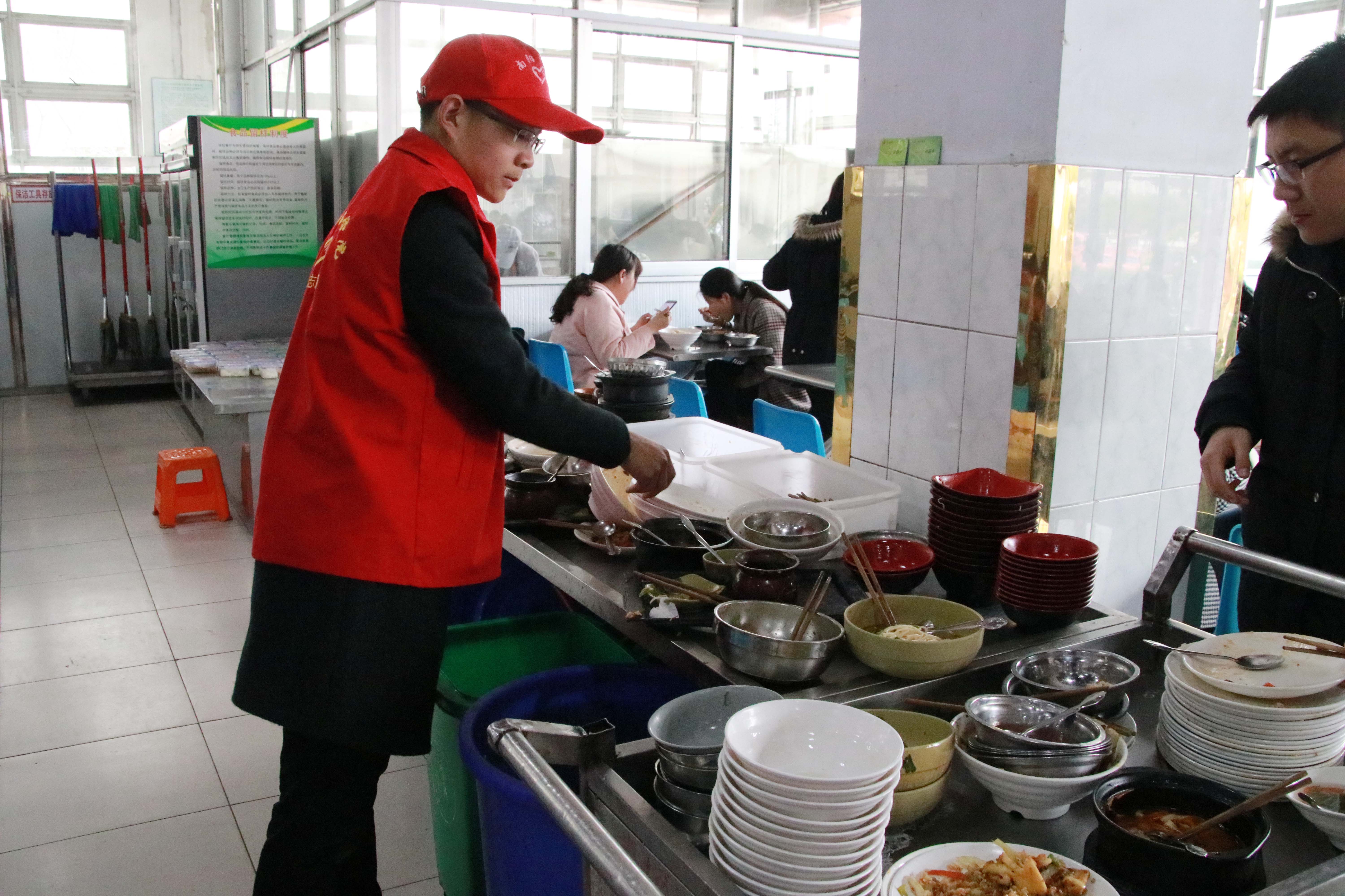 1教育科学学院开展文明餐桌活动.JPG