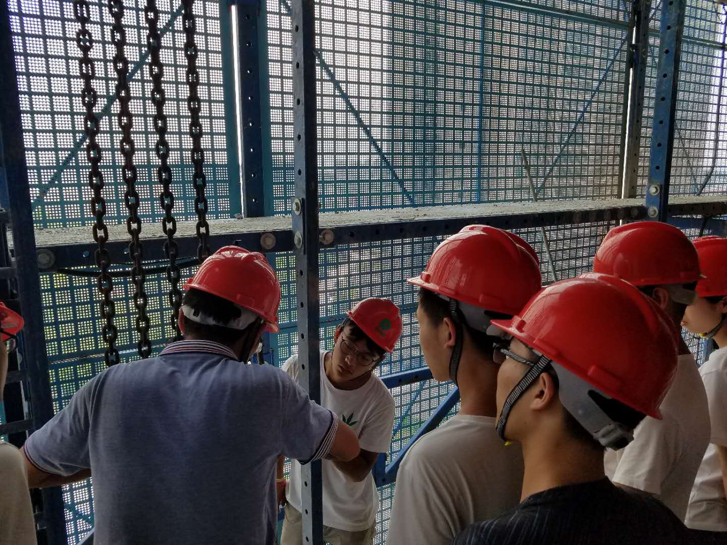 2实习学生认真观摩.jpg