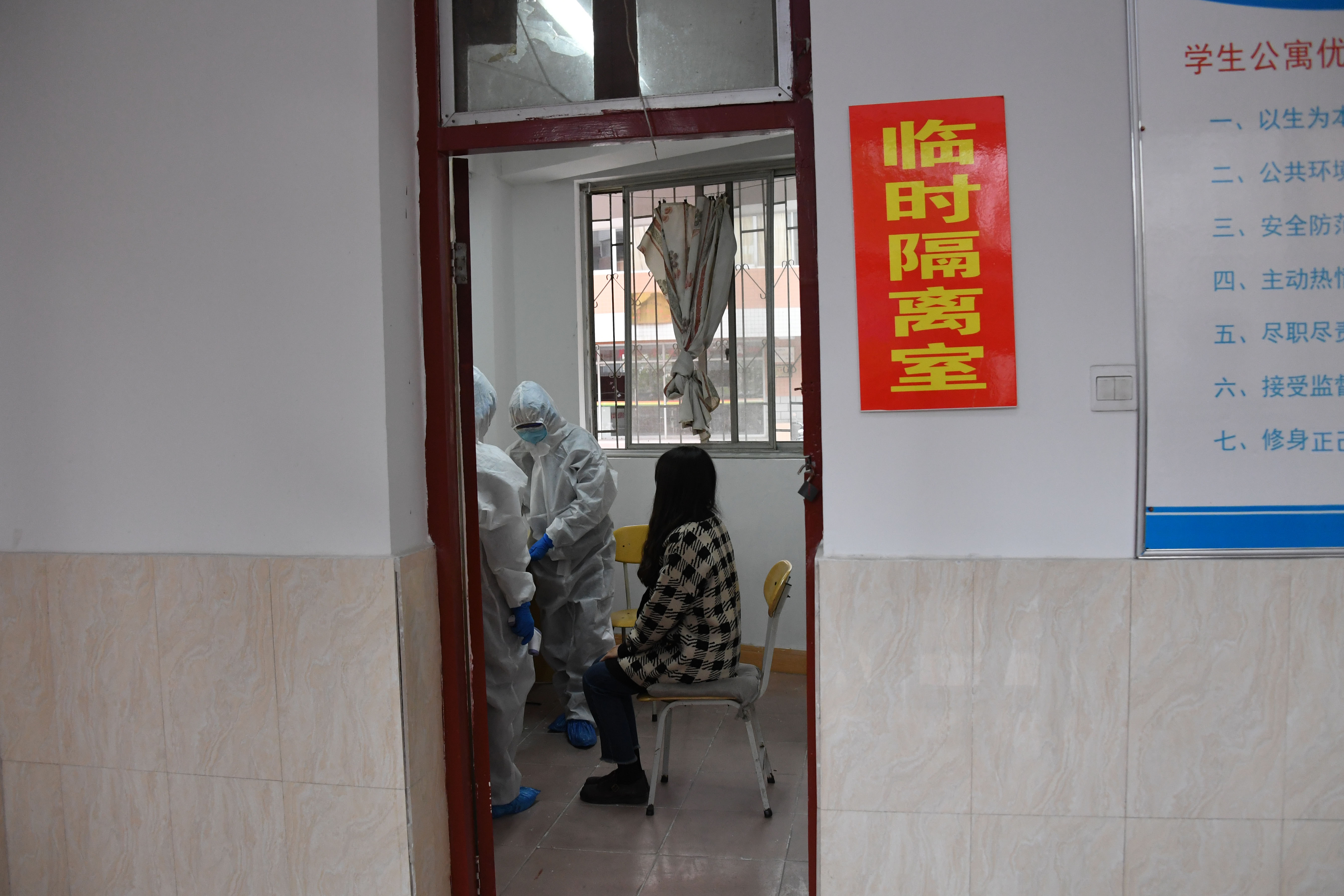 4把学生带至临时隔离室.JPG