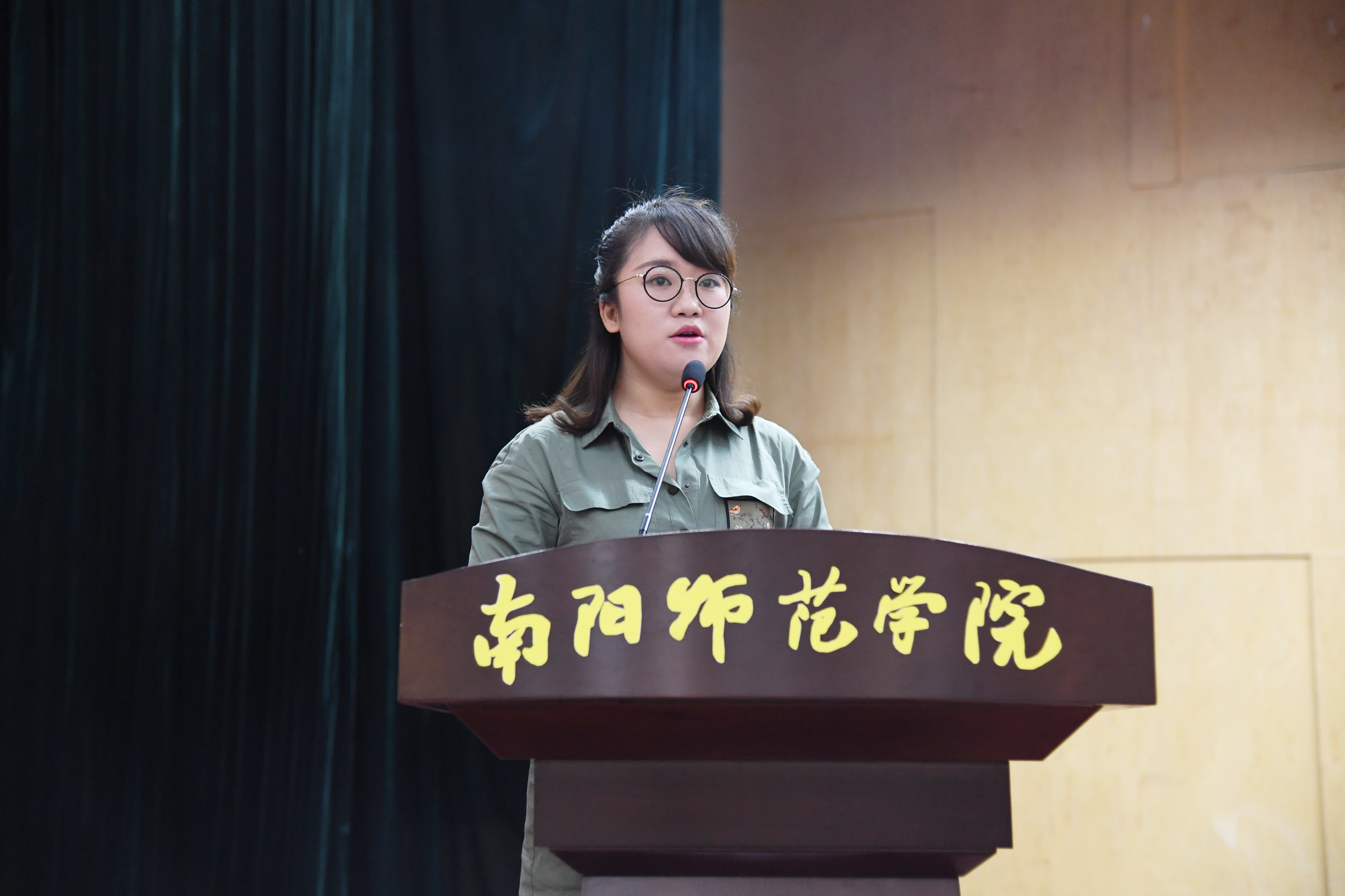 8“特岗教师”郭磊老师做报告.JPG