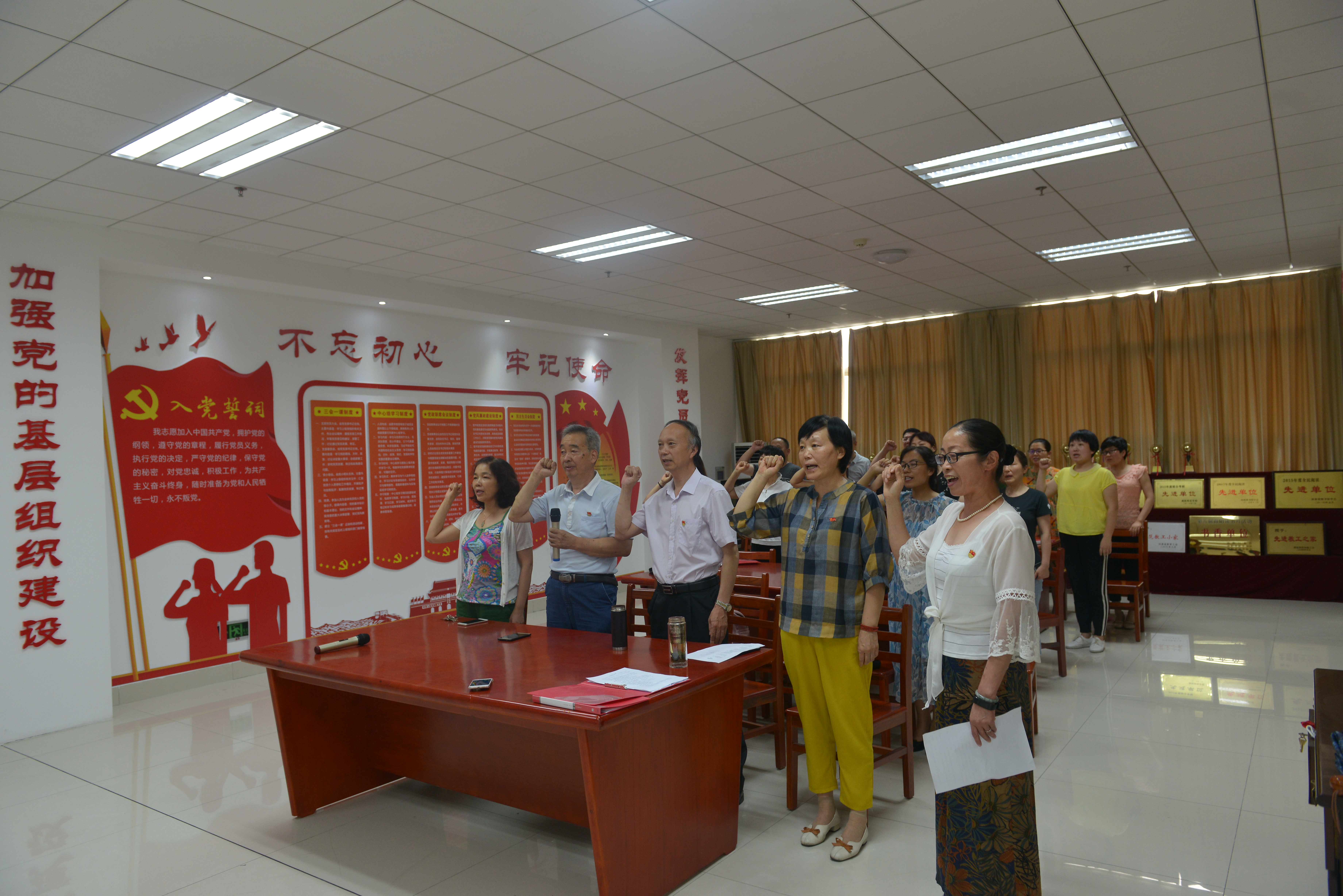 必赢71886网址登录图书馆开展庆祝建党98周年主题党日活动.jpg