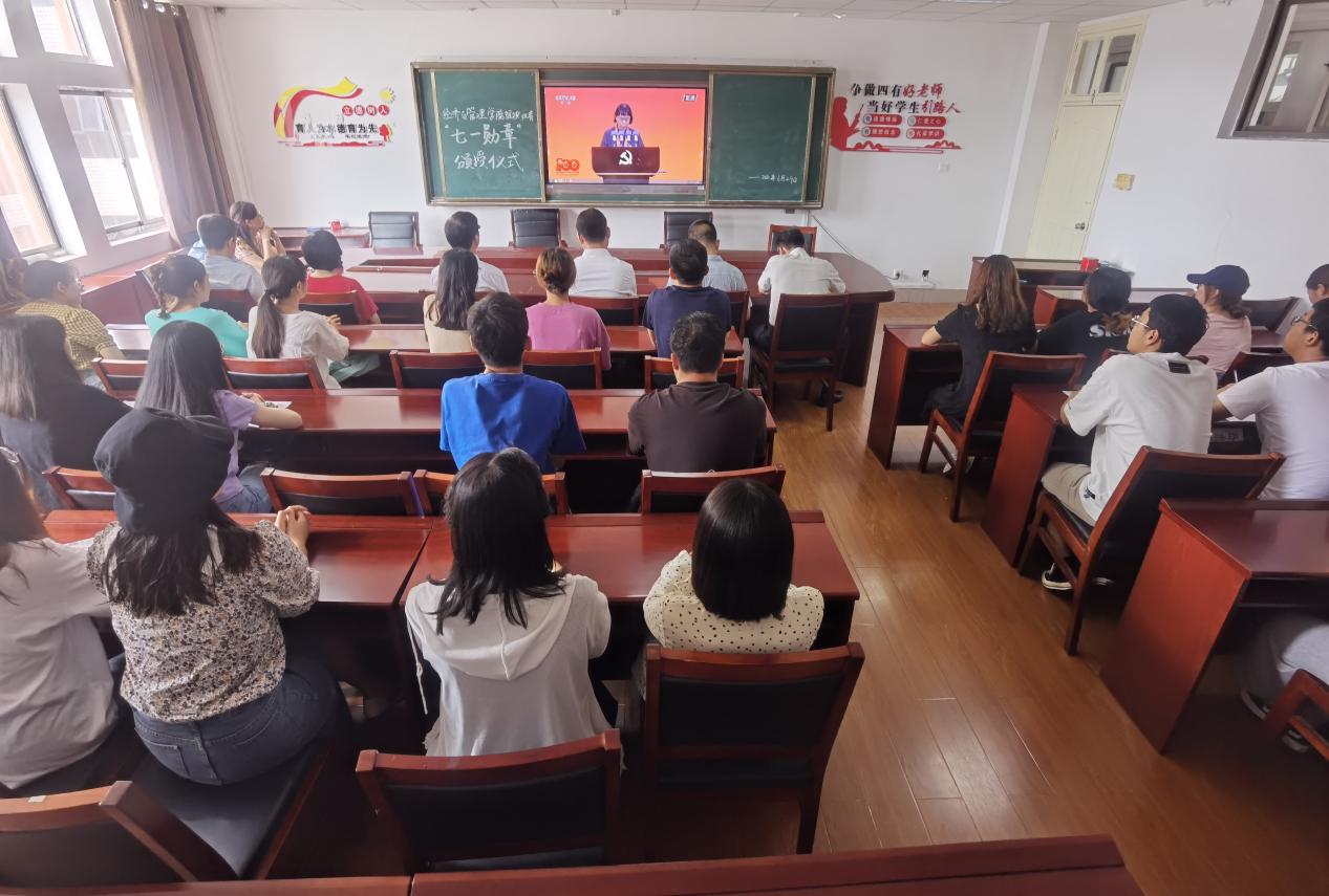 经济与管理学院组织收看“七一勋章”颁授仪式直播.jpg