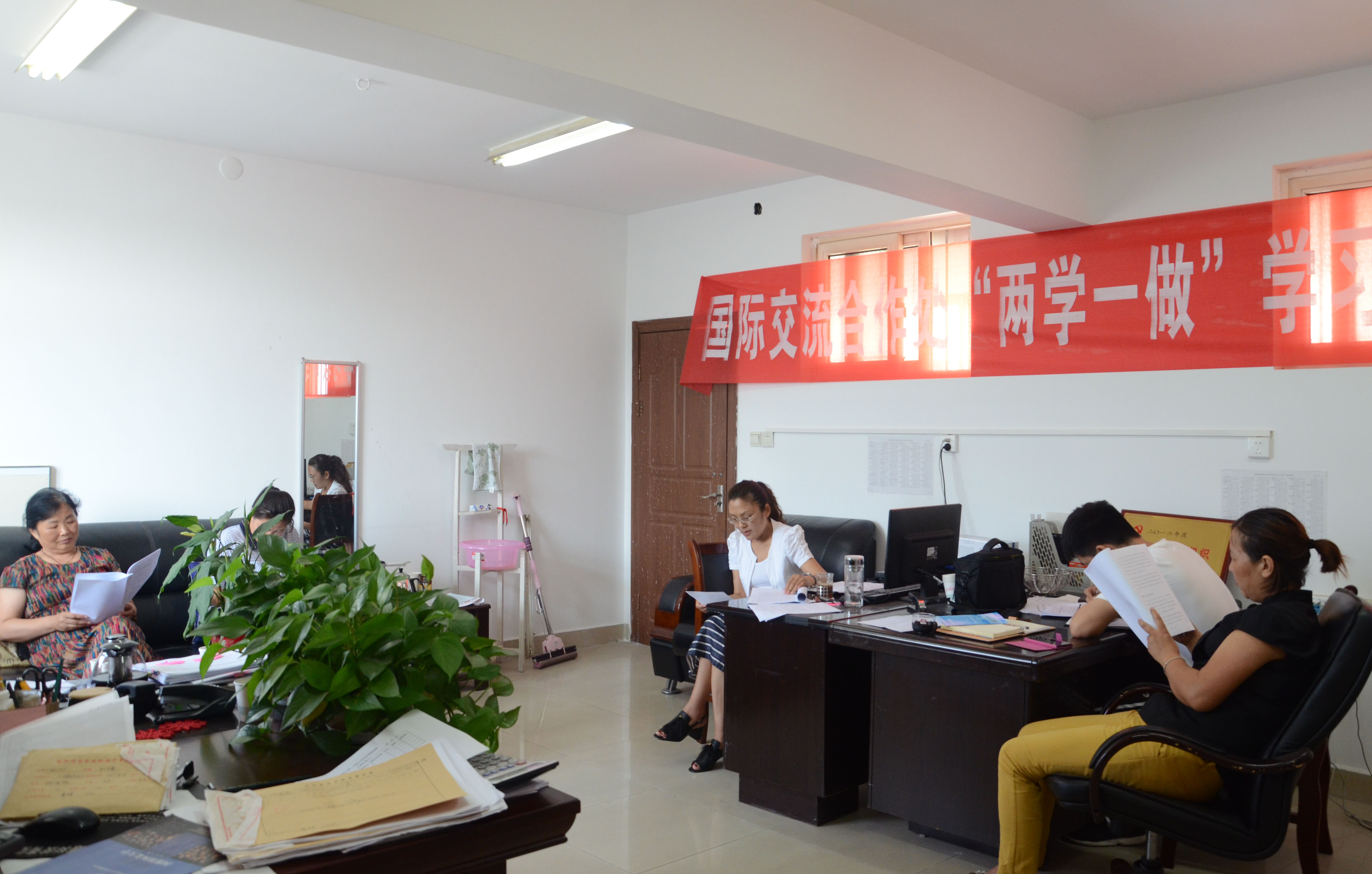国际交流合作处开展“两学一做”讲党课活动.JPG