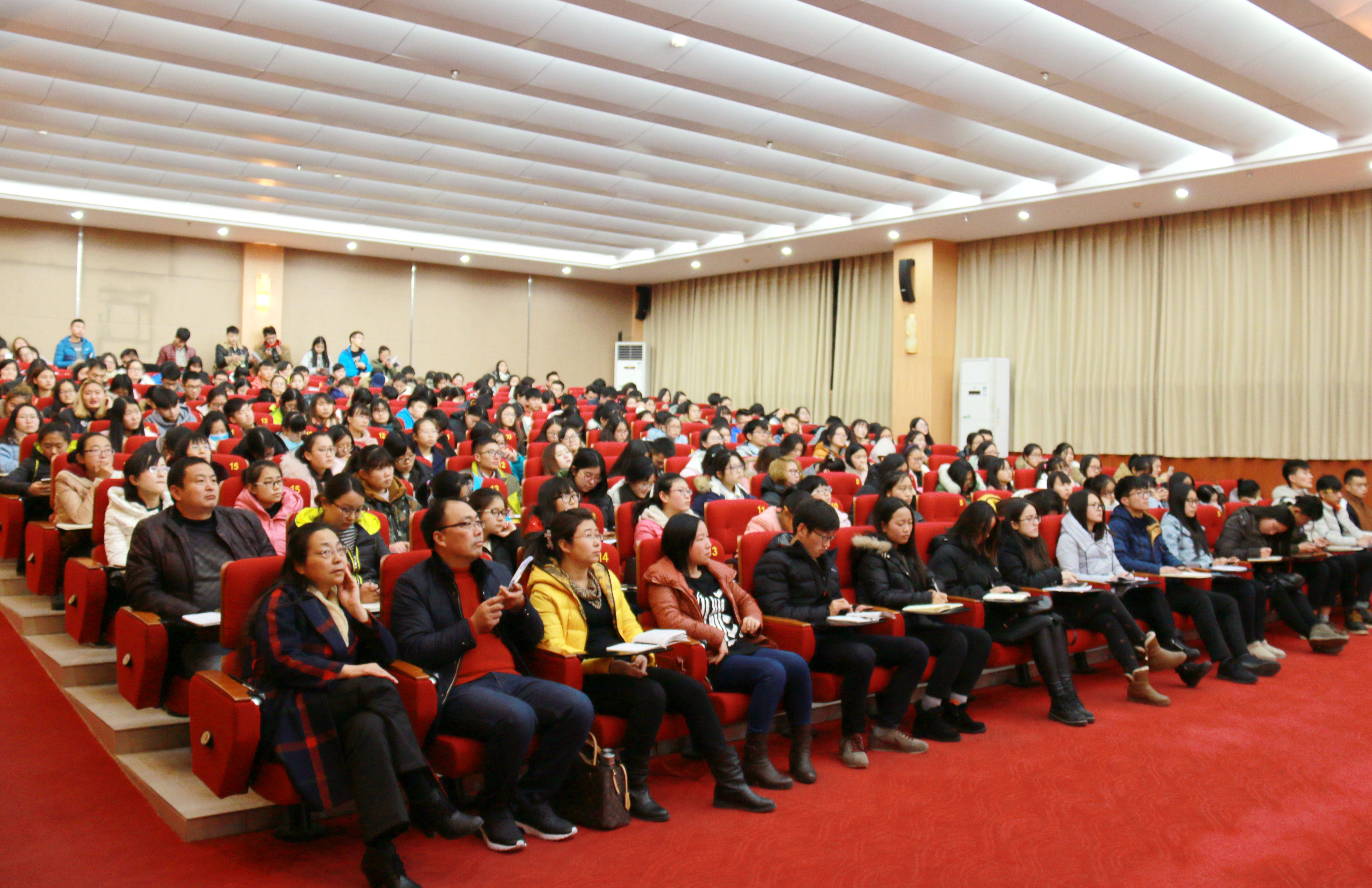 6培训会现场.jpg